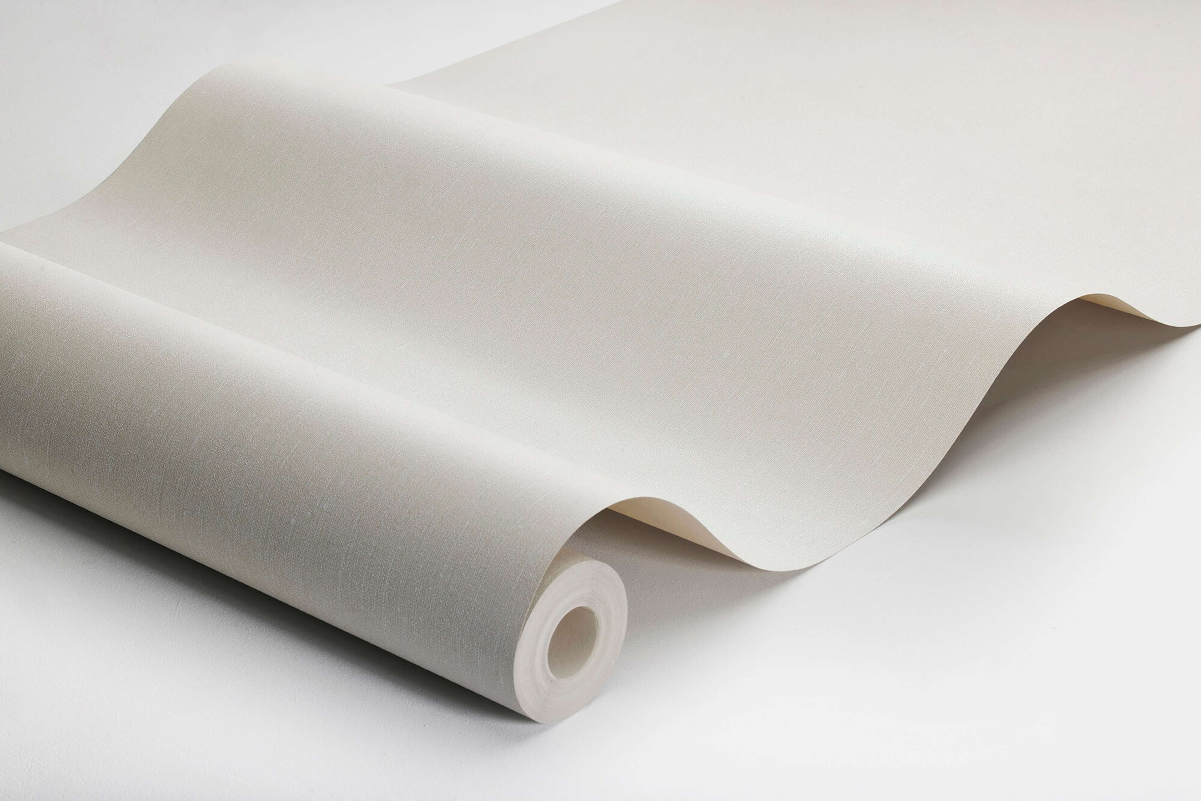 Linen Sand tapet med enfargat, textilimitation mönster i beige. Från kollektionen Linen. Nonwoven-material. Passar i vardagsrum och matsal.