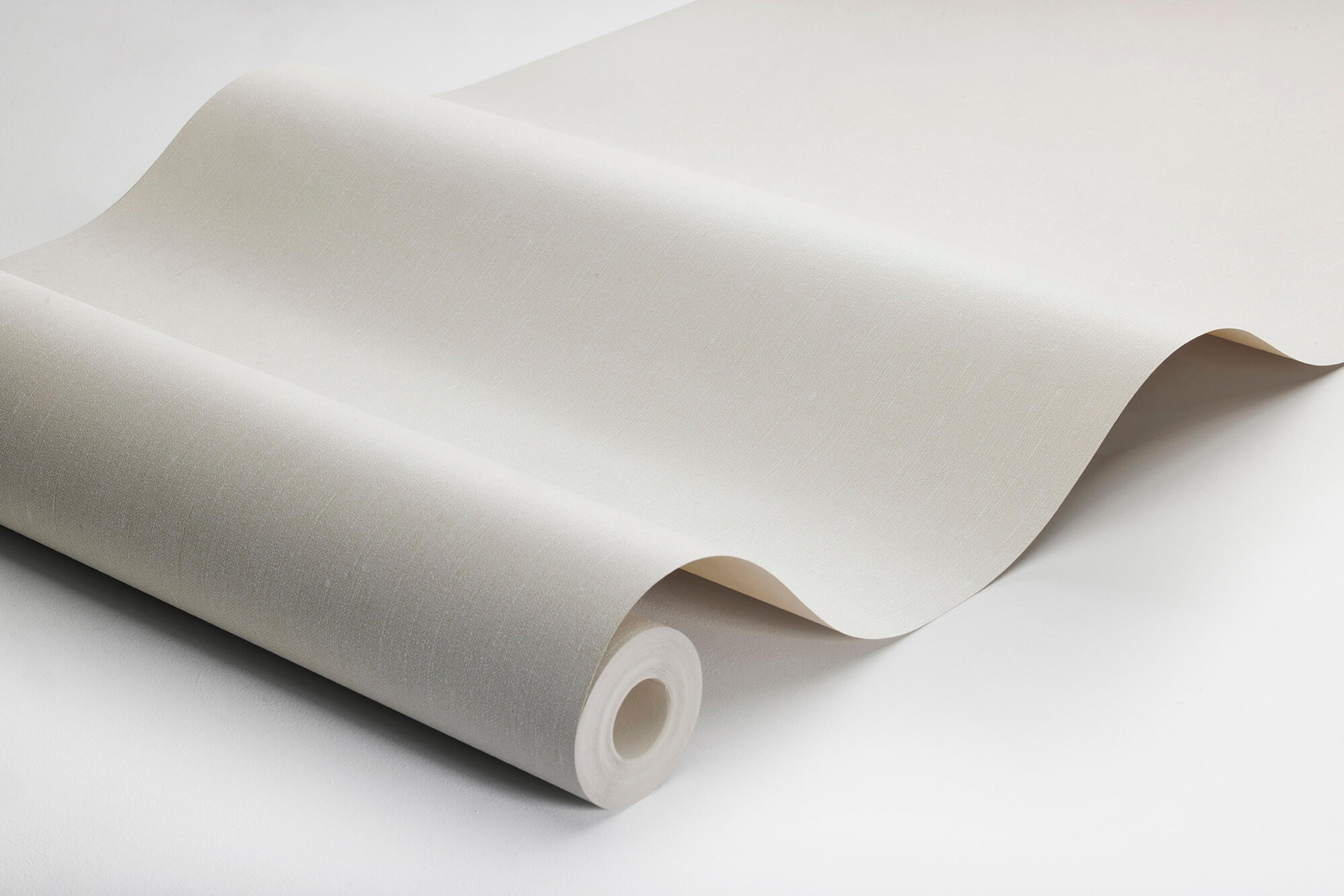 Linen Sand tapet med enfargat, textilimitation mönster i beige. Från kollektionen Linen. Nonwoven-material. Passar i vardagsrum och matsal.