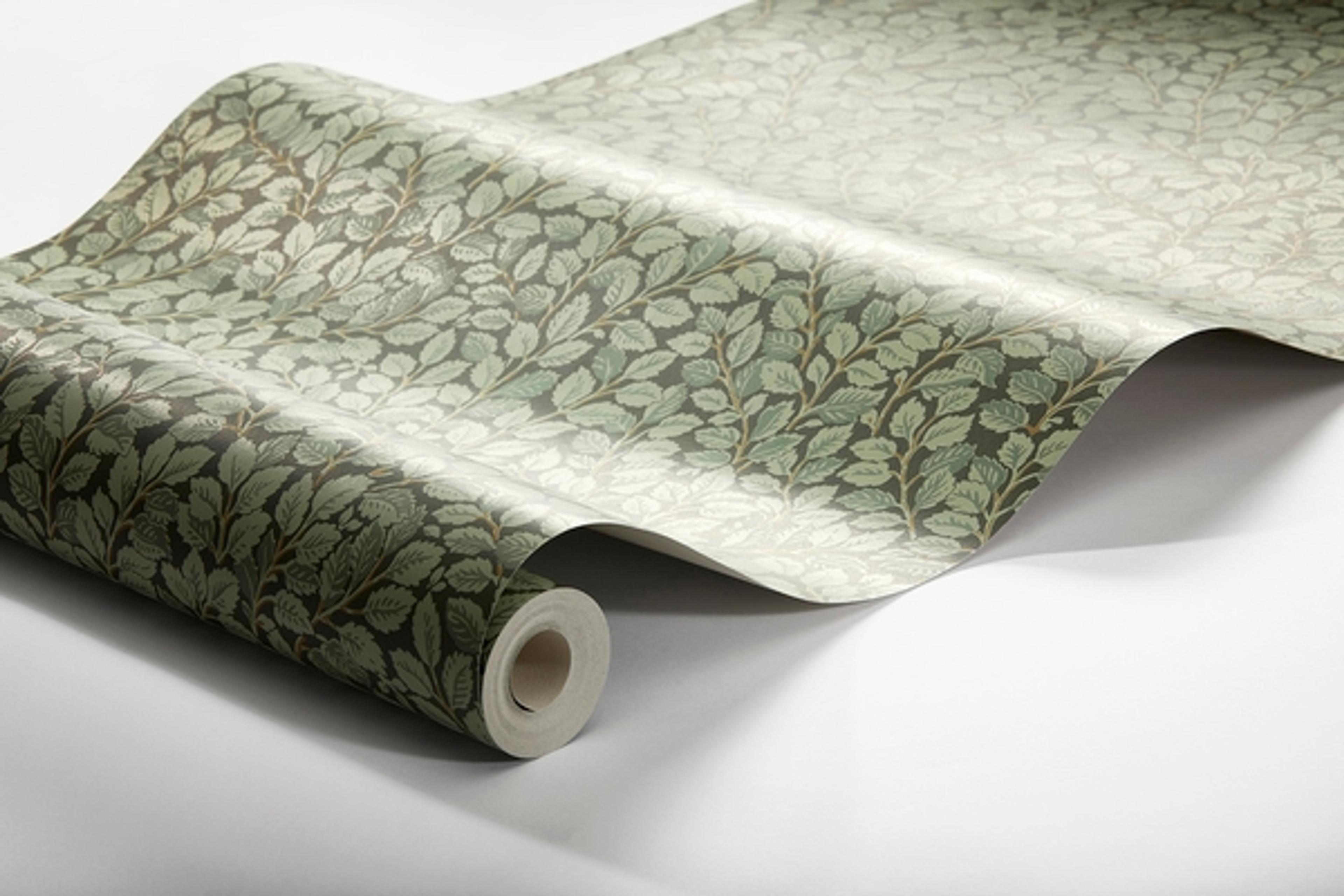 Hazel småbladig, grön tapet från Boråstapeter med botaniskt mönster i grön. Från kollektionen Falsterbo III. Nonwoven-material med rak passning.