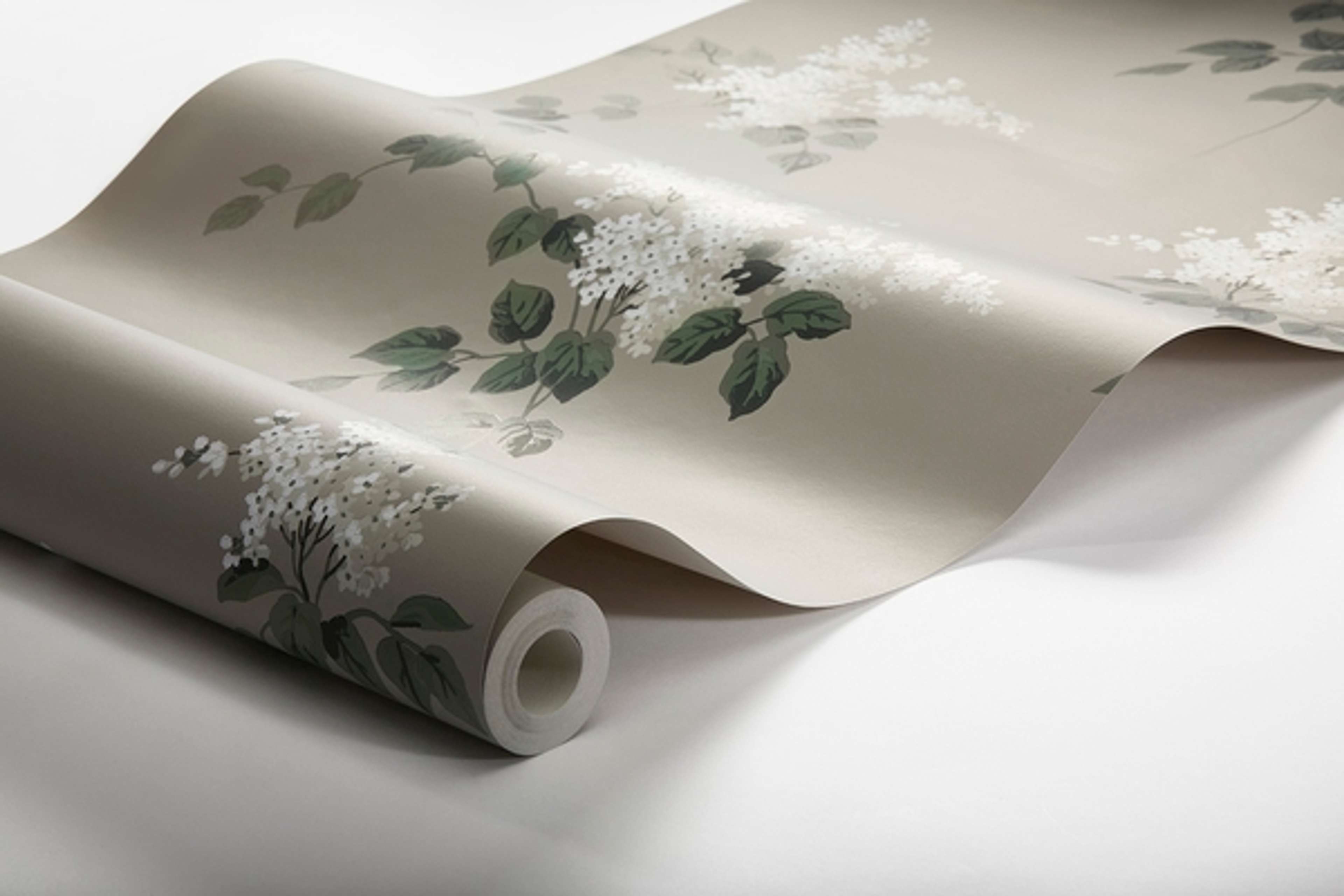 Lilacs tapet från Boråstapeter med blommigt mönster i brun. Från kollektionen Falsterbo III. Nonwoven-material med förskjuten passning.