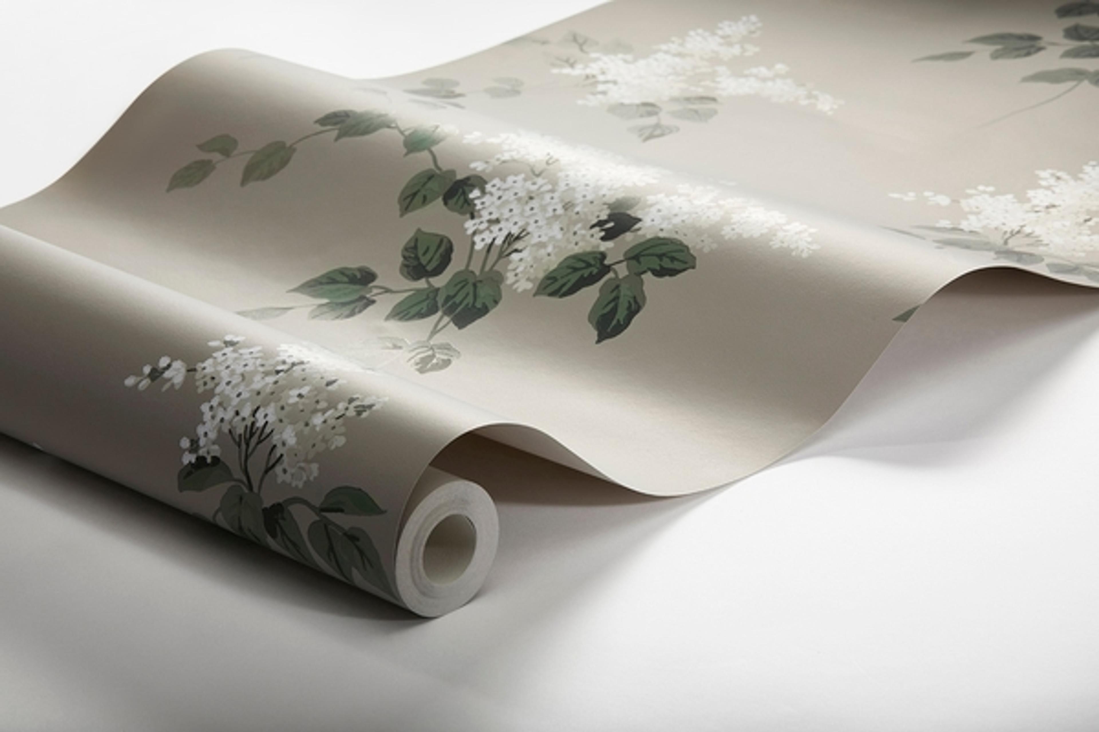 Lilacs tapet från Boråstapeter med blommigt mönster i brun. Från kollektionen Falsterbo III. Nonwoven-material med förskjuten passning.