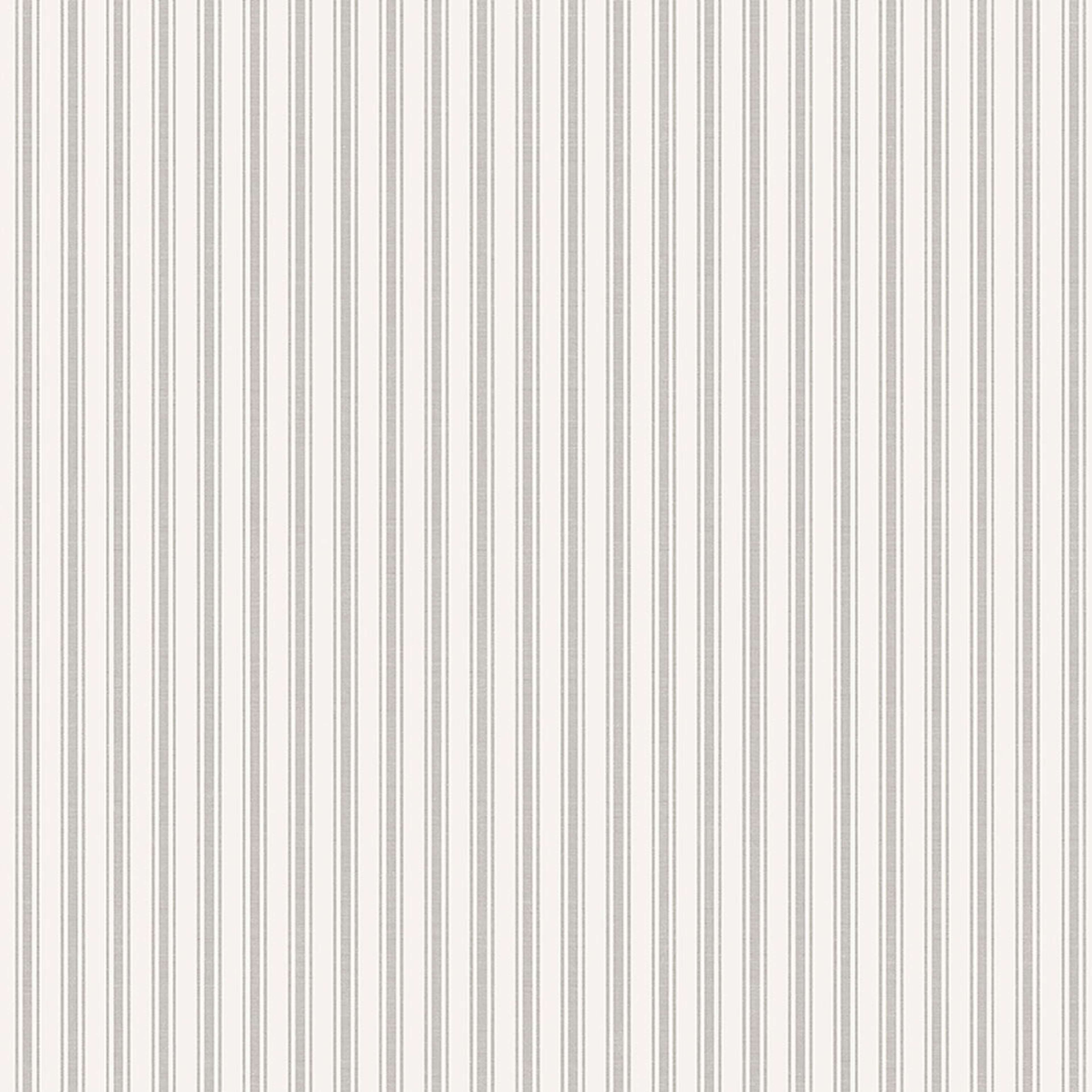 Aspö Stripe tapet från Boråstapeter med randigt mönster i vit och svart. Från kollektionen Marstrand II. Nonwoven-material. Passar i vardagsrum, matsal och arbetsrum.