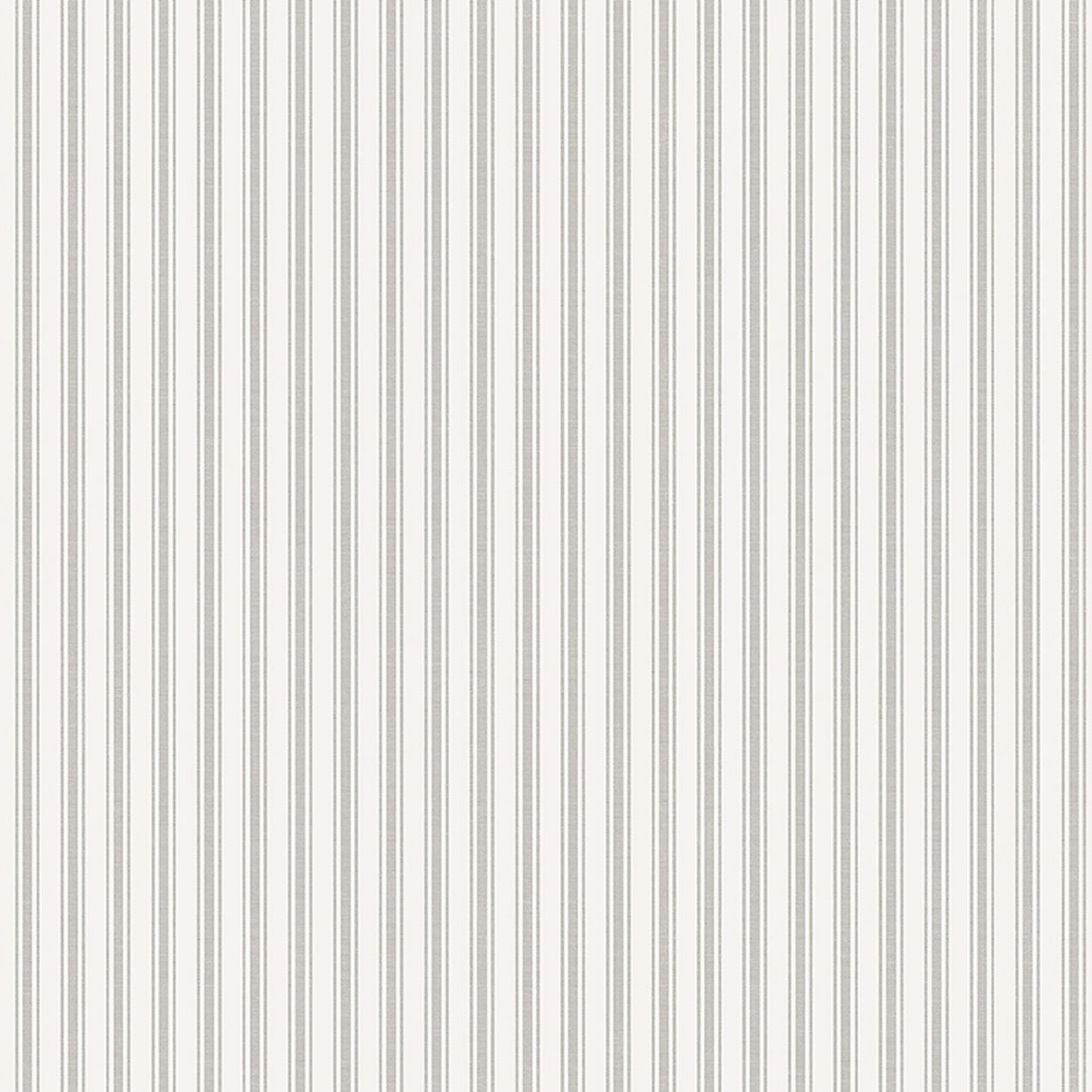Aspö Stripe tapet från Boråstapeter med randigt mönster i vit och svart. Från kollektionen Marstrand II. Nonwoven-material. Passar i vardagsrum, matsal och arbetsrum.