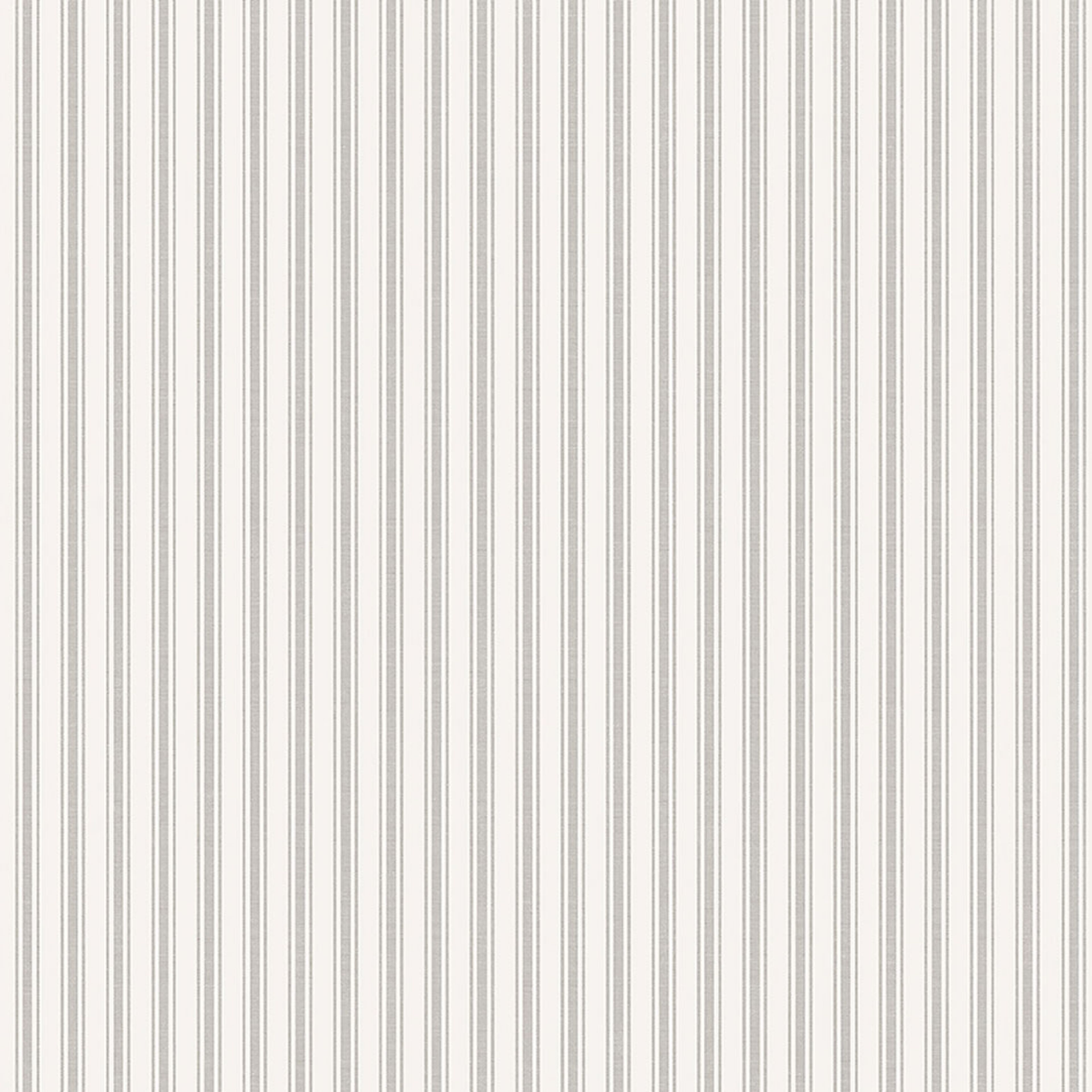 Aspö Stripe tapet från Boråstapeter med randigt mönster i vit och svart. Från kollektionen Marstrand II. Nonwoven-material. Passar i vardagsrum, matsal och arbetsrum.