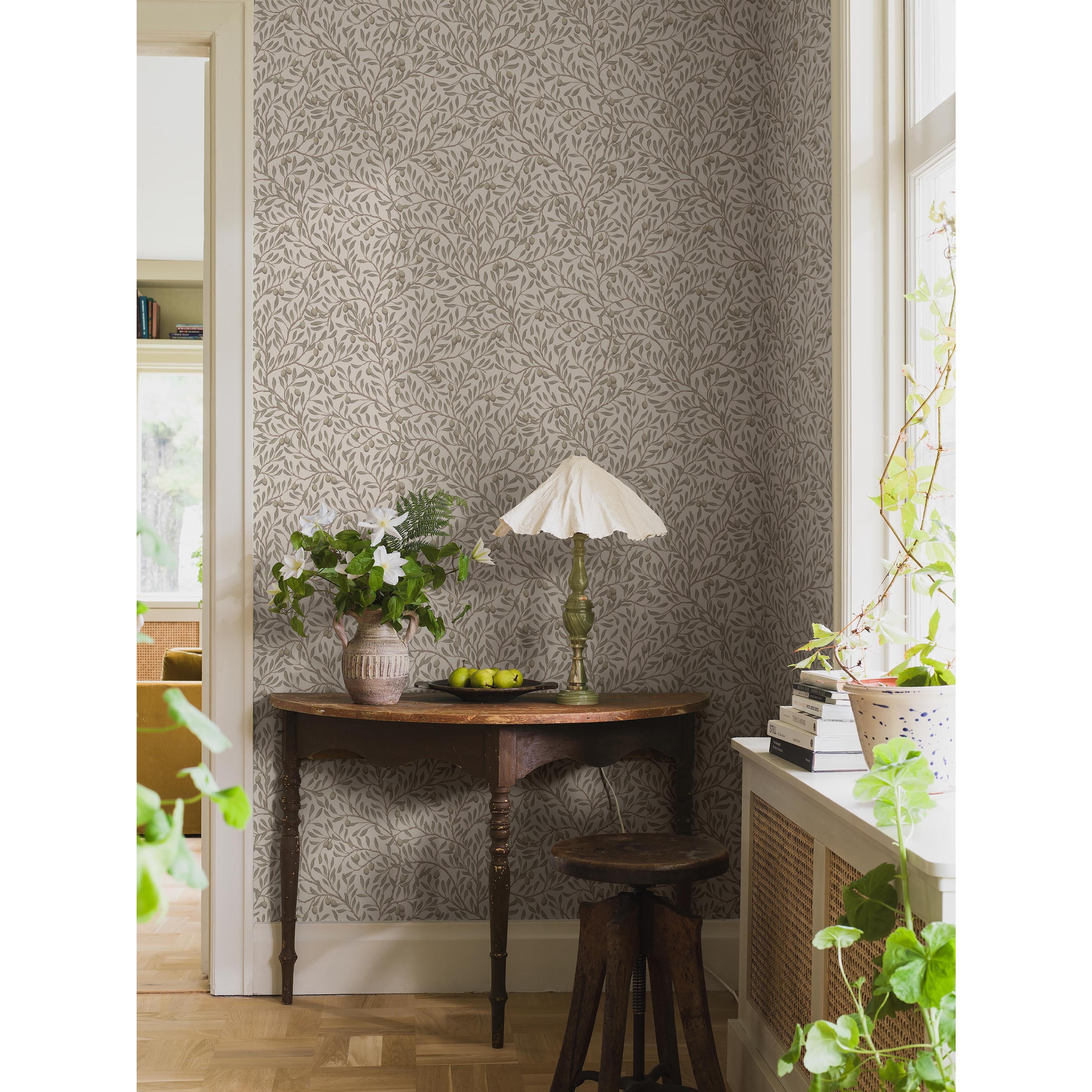 Olivträd grön, tapet tapet med botaniskt mönster i grön. Från kollektionen Orangeri. Nonwoven-material med förskjuten passning. Passar i vardagsrum.