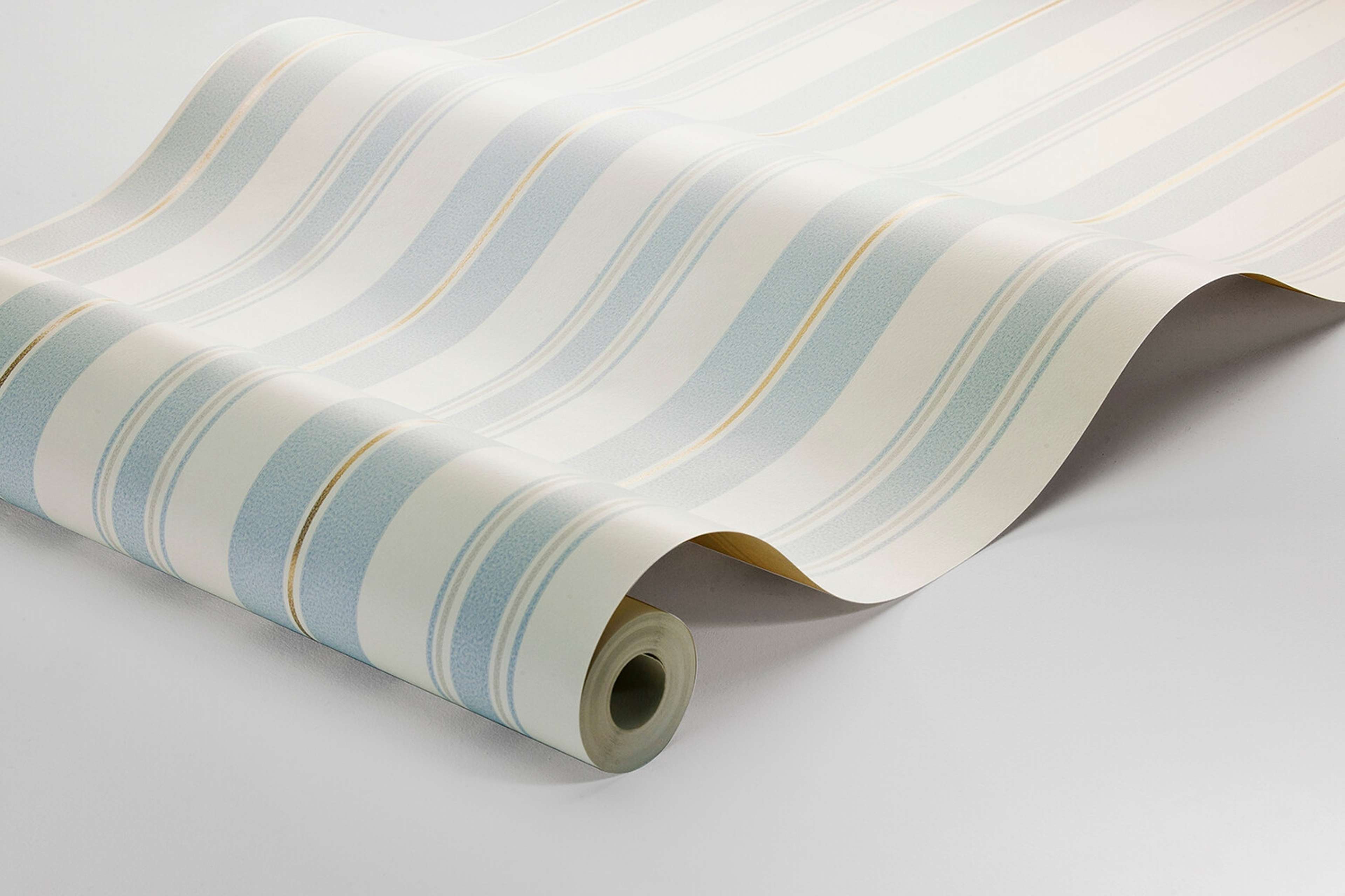 Gustaf tapet med randigt mönster i blå och beige. Från kollektionen timeless traditions. Nonwoven-material.
