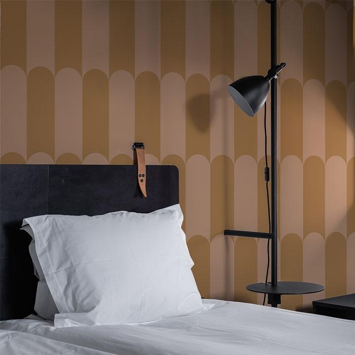Design no 1 Rosa/Brons tapet med grafiskt, retro mönster i rosa. Från kollektionen Limited Edition 2023. Nonwoven-material med förskjuten passning.
