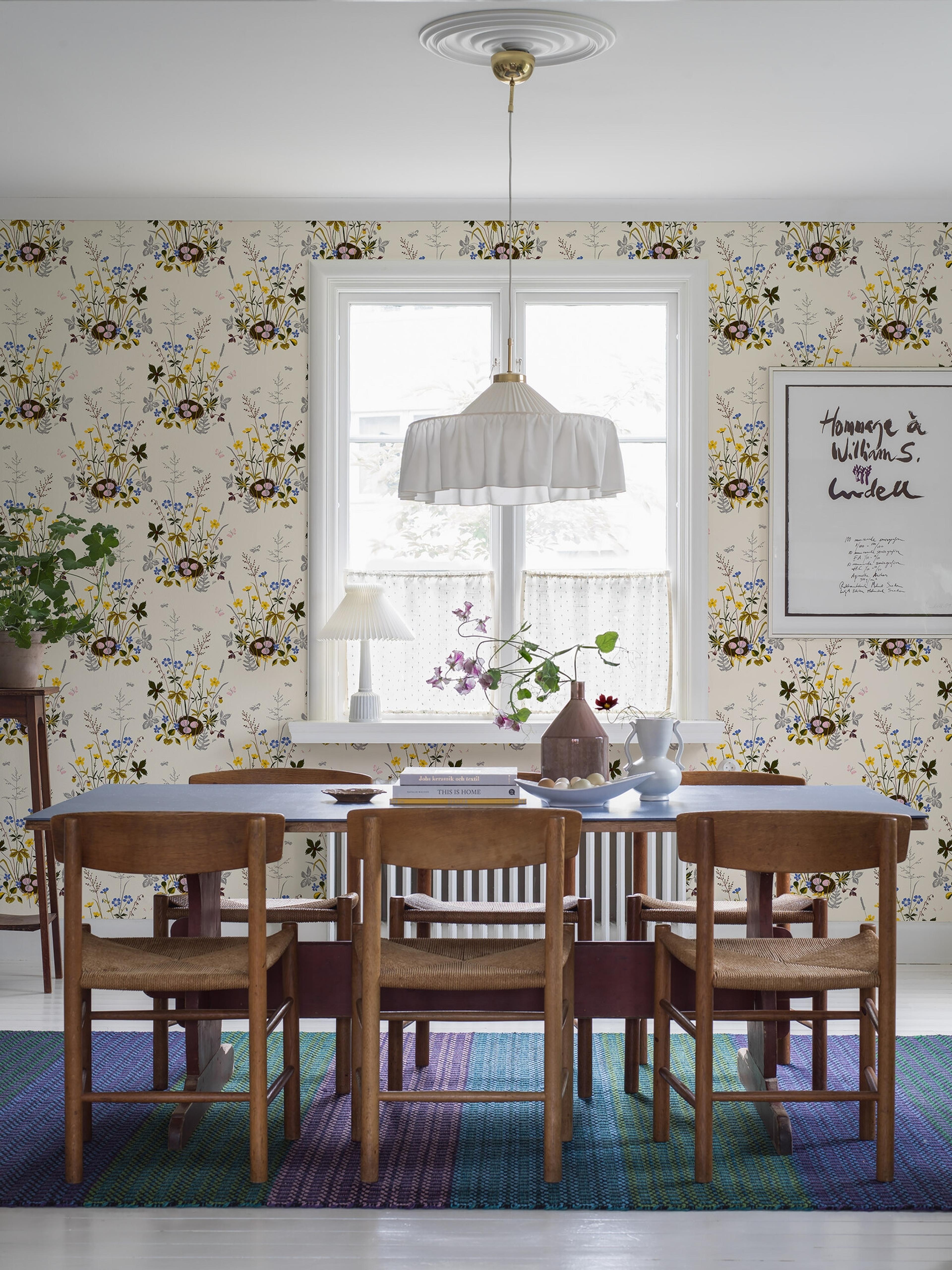 Lisbet Jobs Fågelbo tapet med blommigt, retro mönster i vit och gul. Från kollektionen Scandinavian Designers III. Nonwoven-material med rak passning.