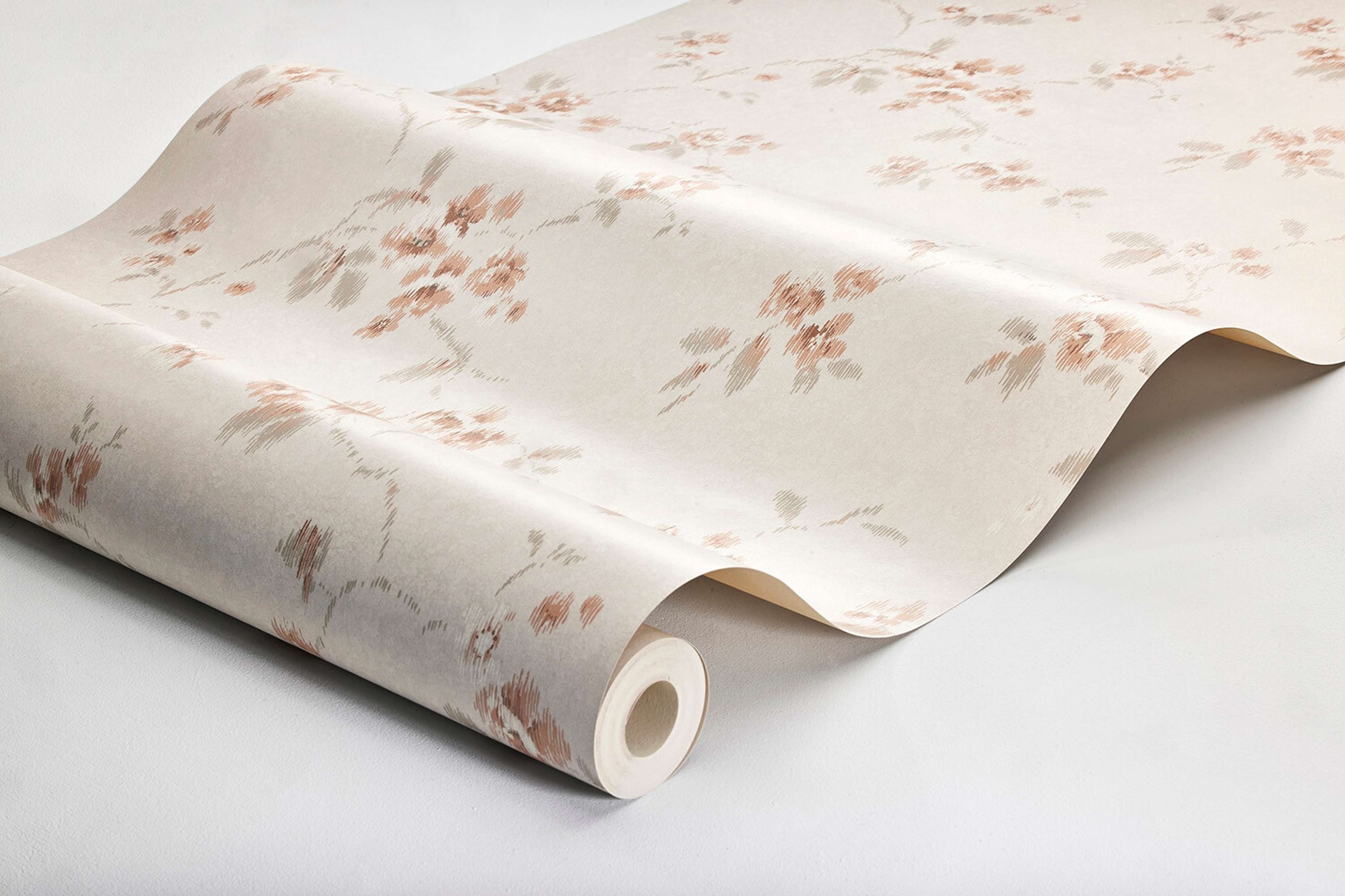 Vintage Rose tapet tapet med blommigt mönster i rosa. Från kollektionen Dreamy Escape. Nonwoven-material med förskjuten passning. Passar i vardagsrum och matsal.