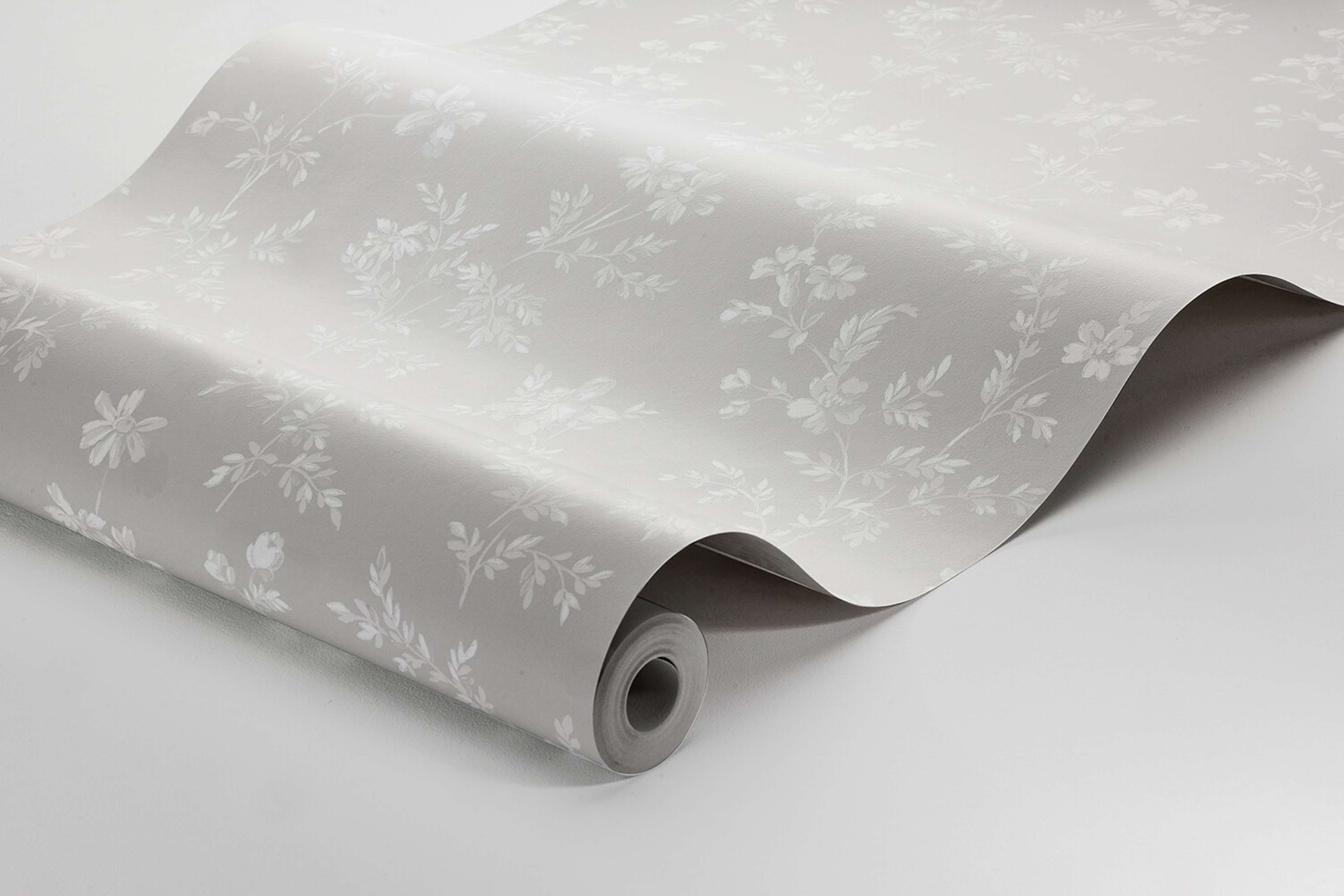 Ängsblomma tapet med blommigt mönster i vit och grå. Från kollektionen timeless traditions. Nonwoven-material med rak passning.