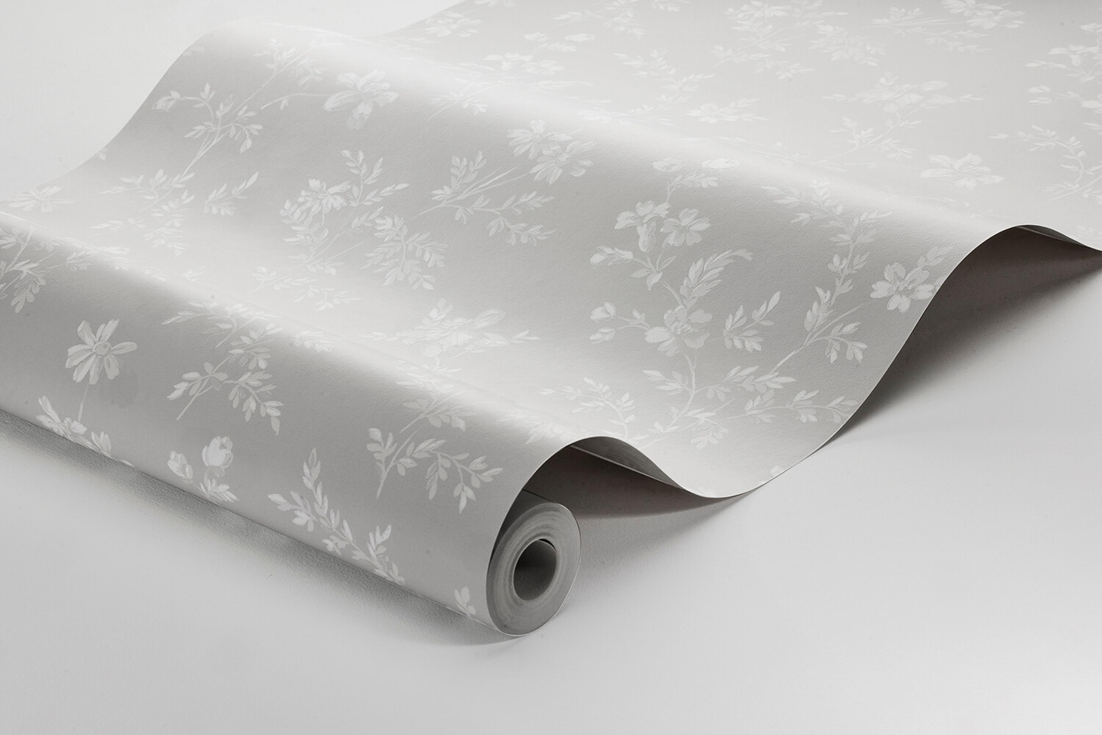 Ängsblomma tapet med blommigt mönster i vit och grå. Från kollektionen timeless traditions. Nonwoven-material med rak passning.