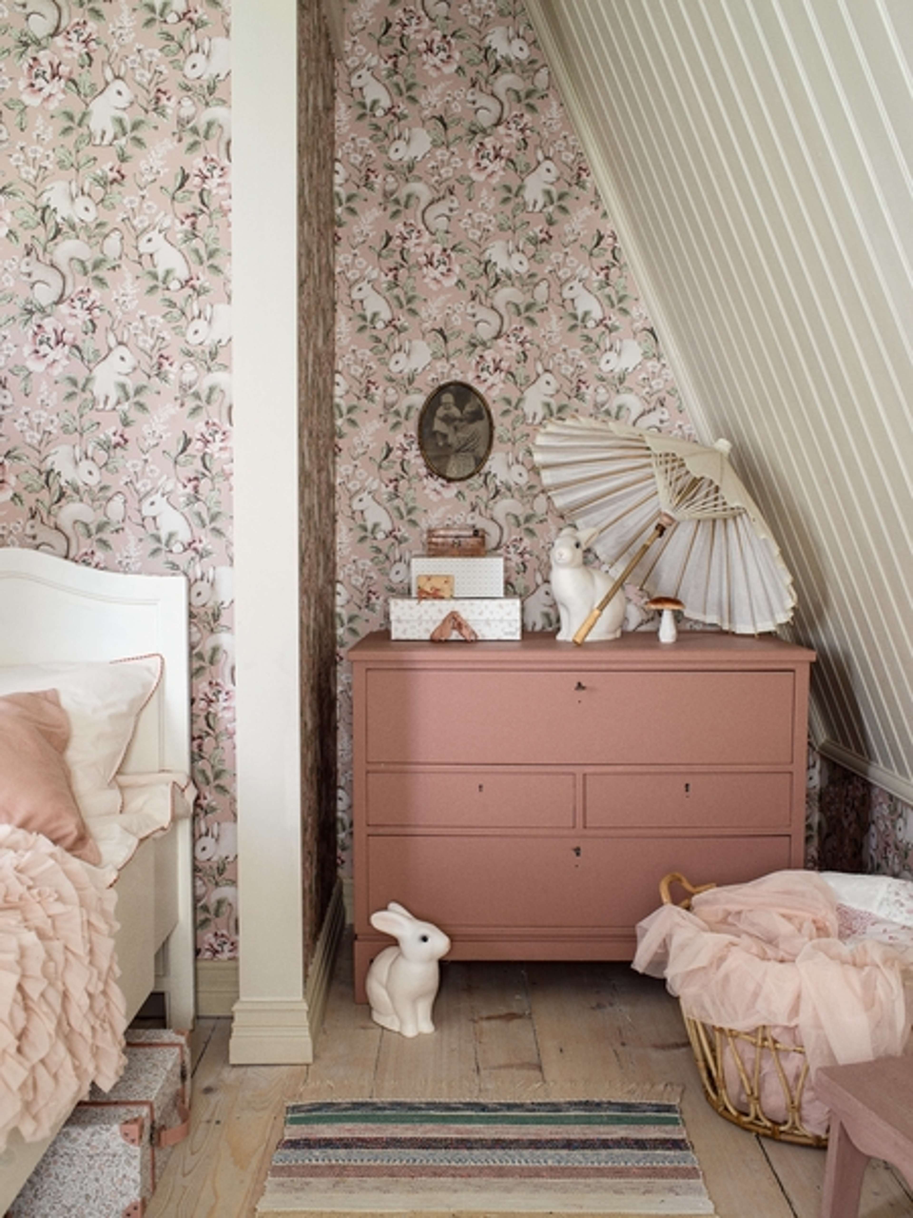 Magic Forest rosa, tapet tapet från Boråstapeter med djur, blommigt, barnrum mönster i rosa. Från kollektionen Newbie II Wallpaper. Nonwoven-material med rak passning. Country-stil. Passar i barnrum.