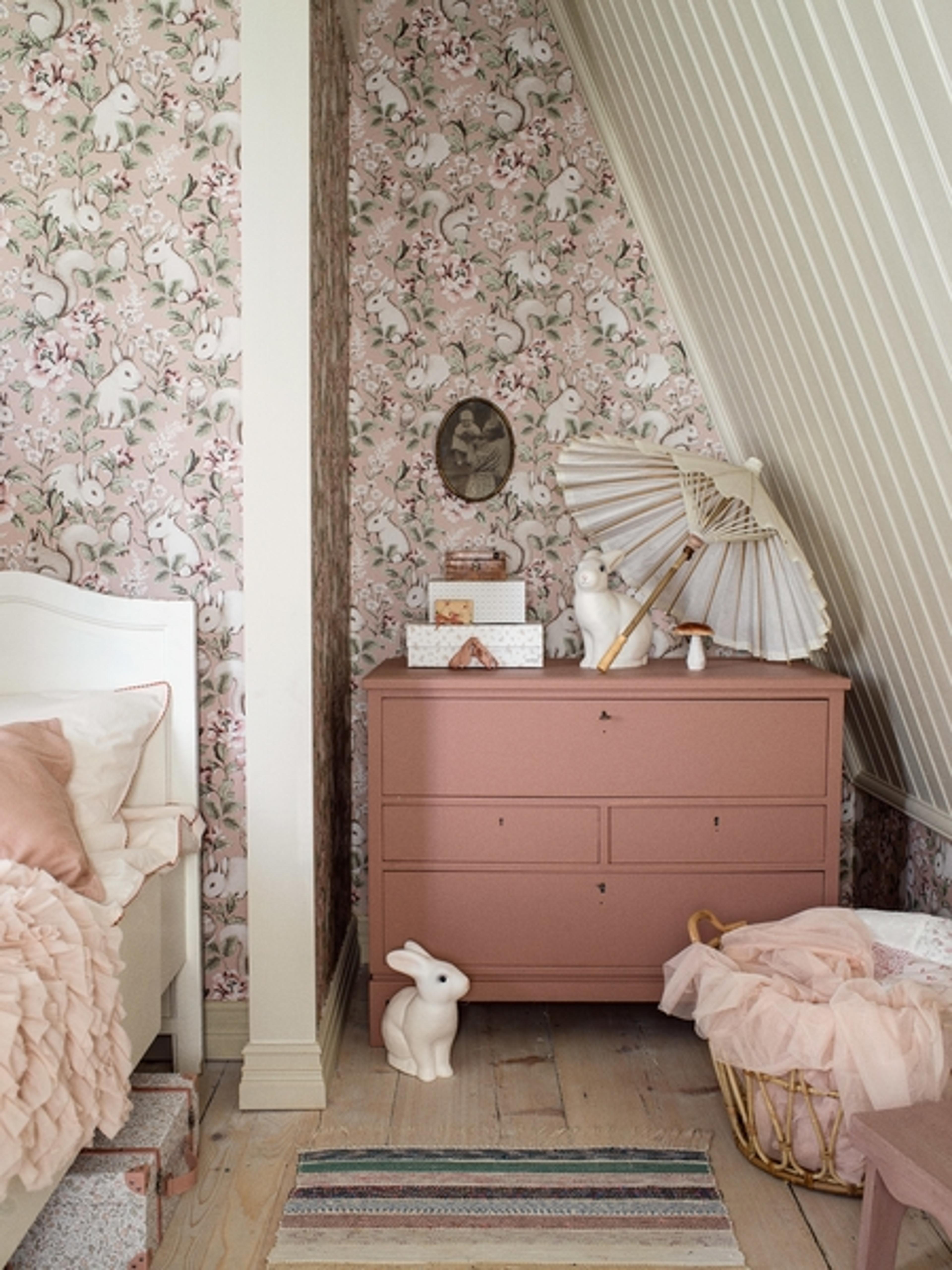 Magic Forest rosa, tapet tapet från Boråstapeter med djur, blommigt, barnrum mönster i rosa. Från kollektionen Newbie II Wallpaper. Nonwoven-material med rak passning. Country-stil. Passar i barnrum.