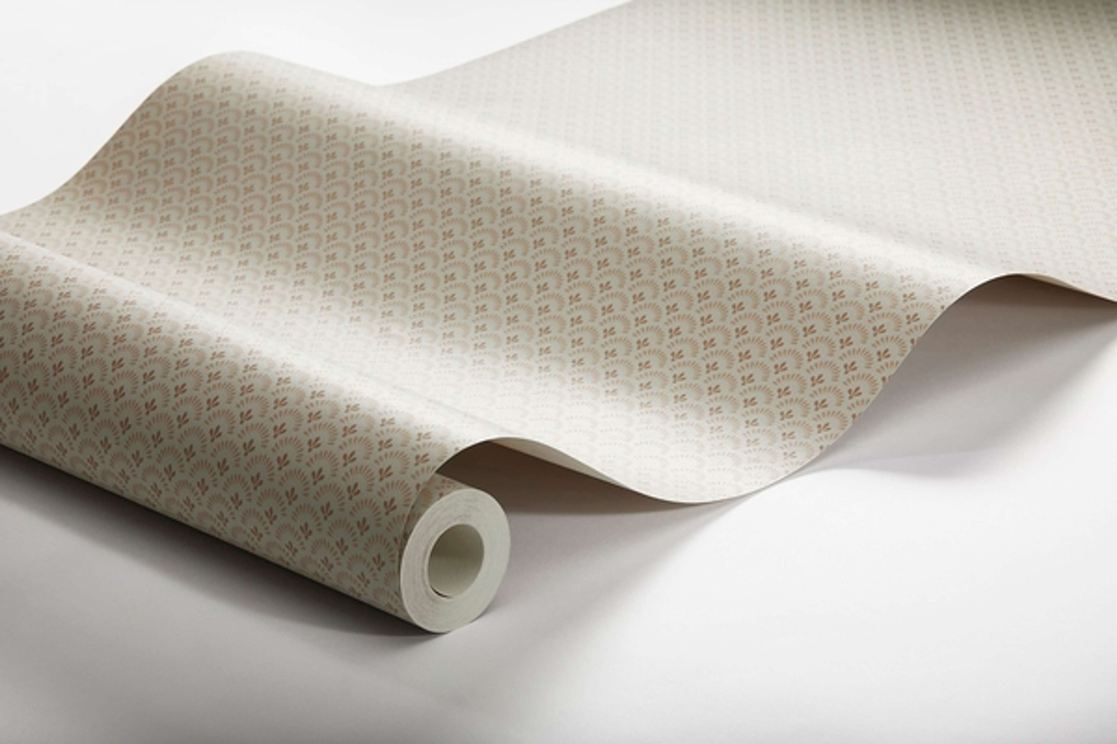 Daisy småmönstrad, gråbrun tapet från Boråstapeter med blommigt mönster i grå. Från kollektionen Falsterbo III. Nonwoven-material med rak passning.