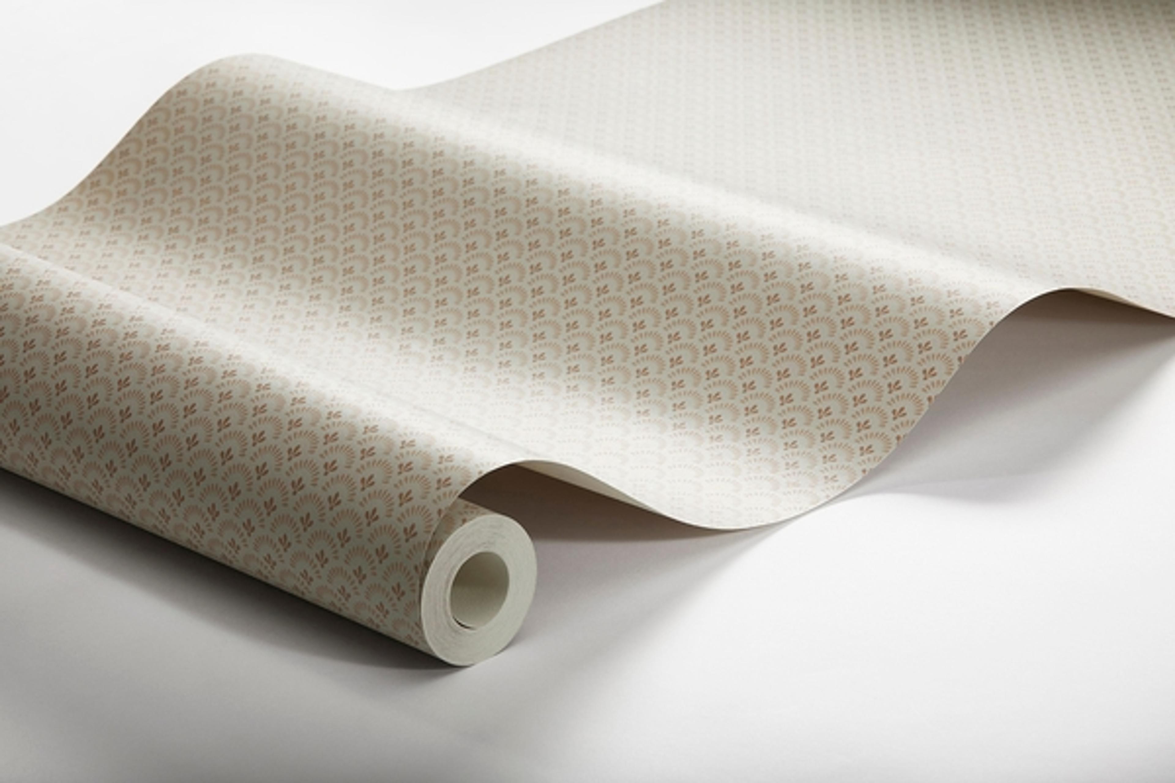 Daisy småmönstrad, gråbrun tapet från Boråstapeter med blommigt mönster i grå. Från kollektionen Falsterbo III. Nonwoven-material med rak passning.