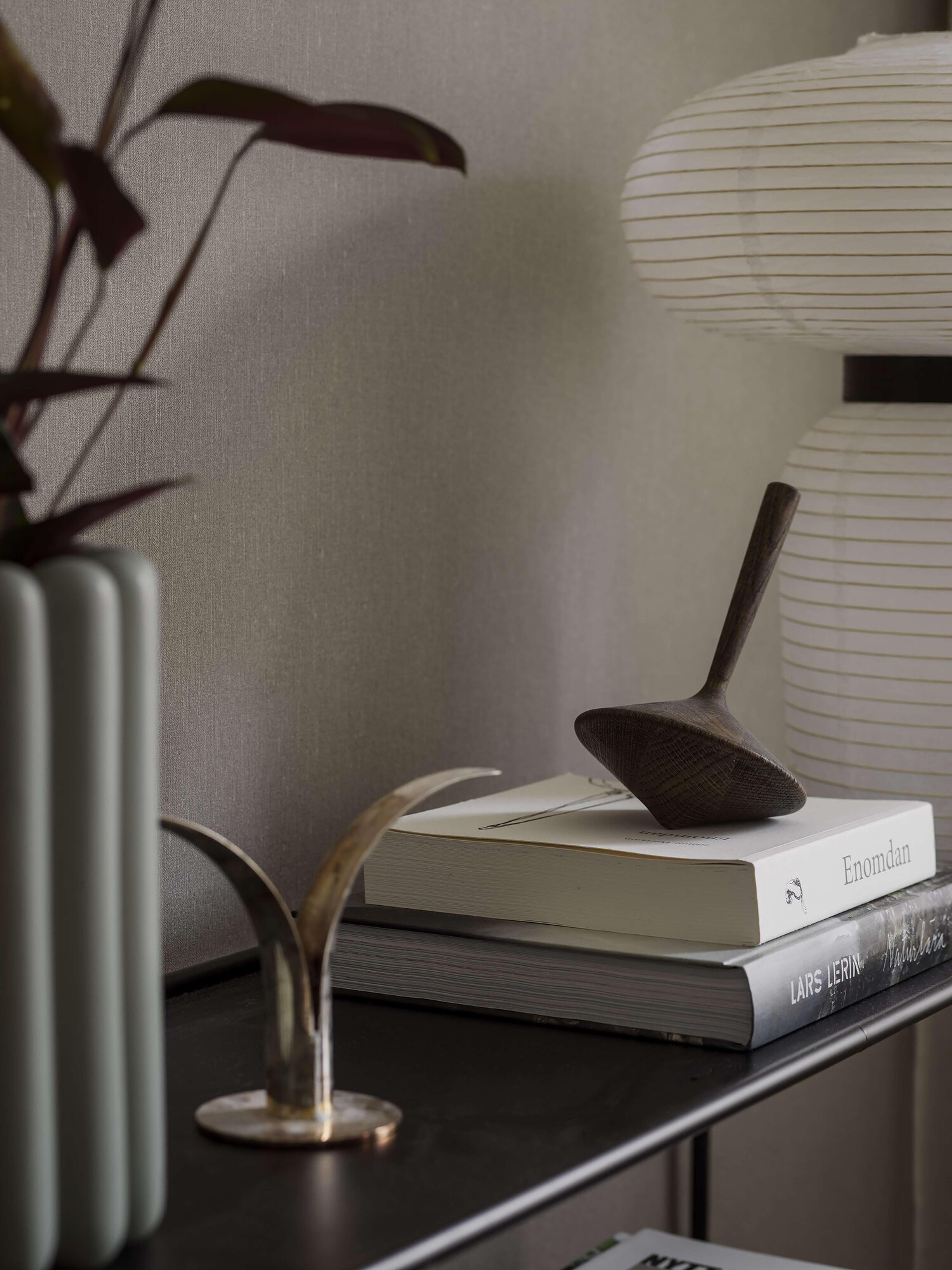 Muscot Linen tapet med enfargat, textilimitation mönster i beige. Från kollektionen Linen. Nonwoven-material. Passar i vardagsrum och matsal.