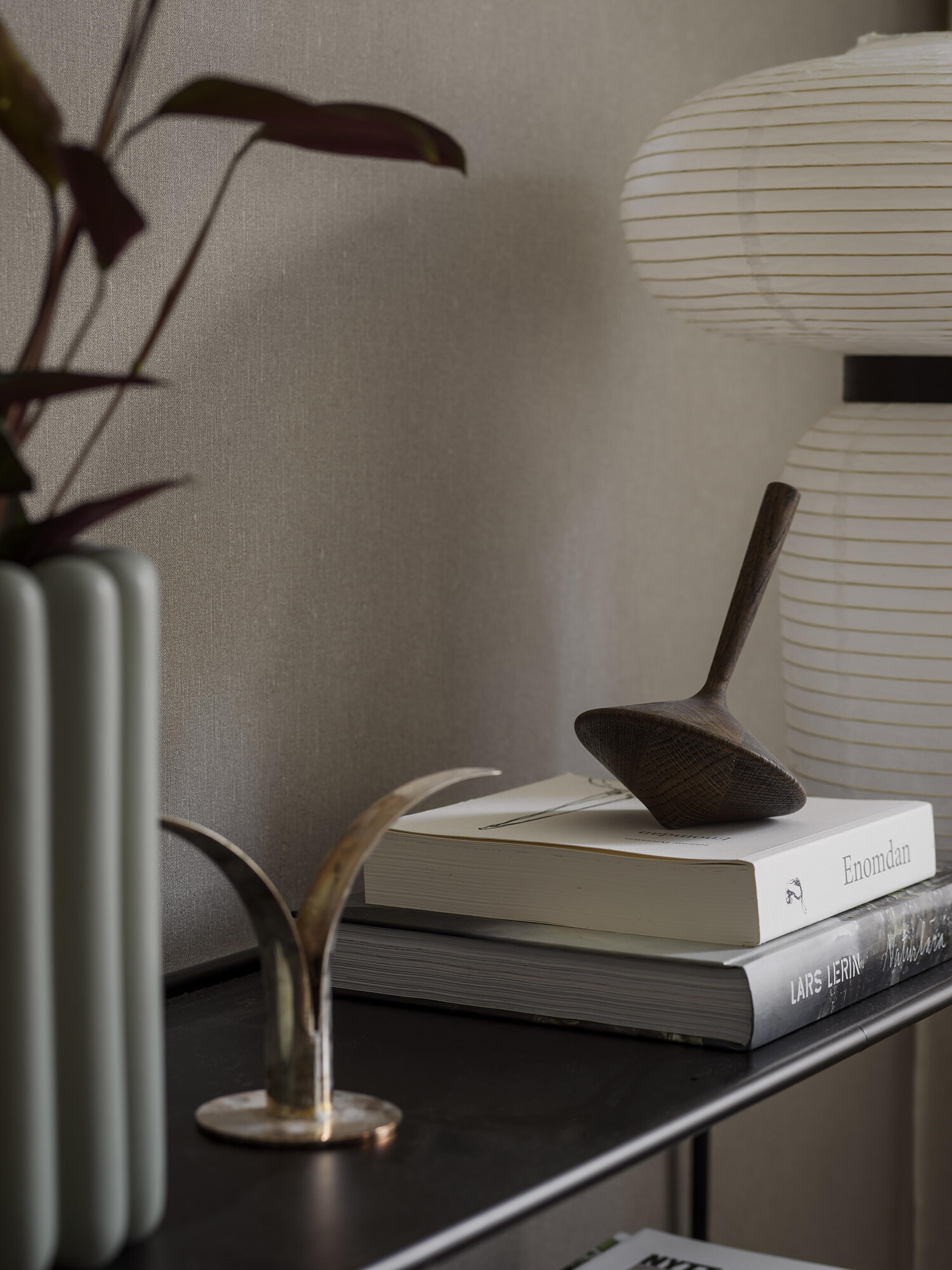 Muscot Linen tapet med enfargat, textilimitation mönster i beige. Från kollektionen Linen. Nonwoven-material. Passar i vardagsrum och matsal.