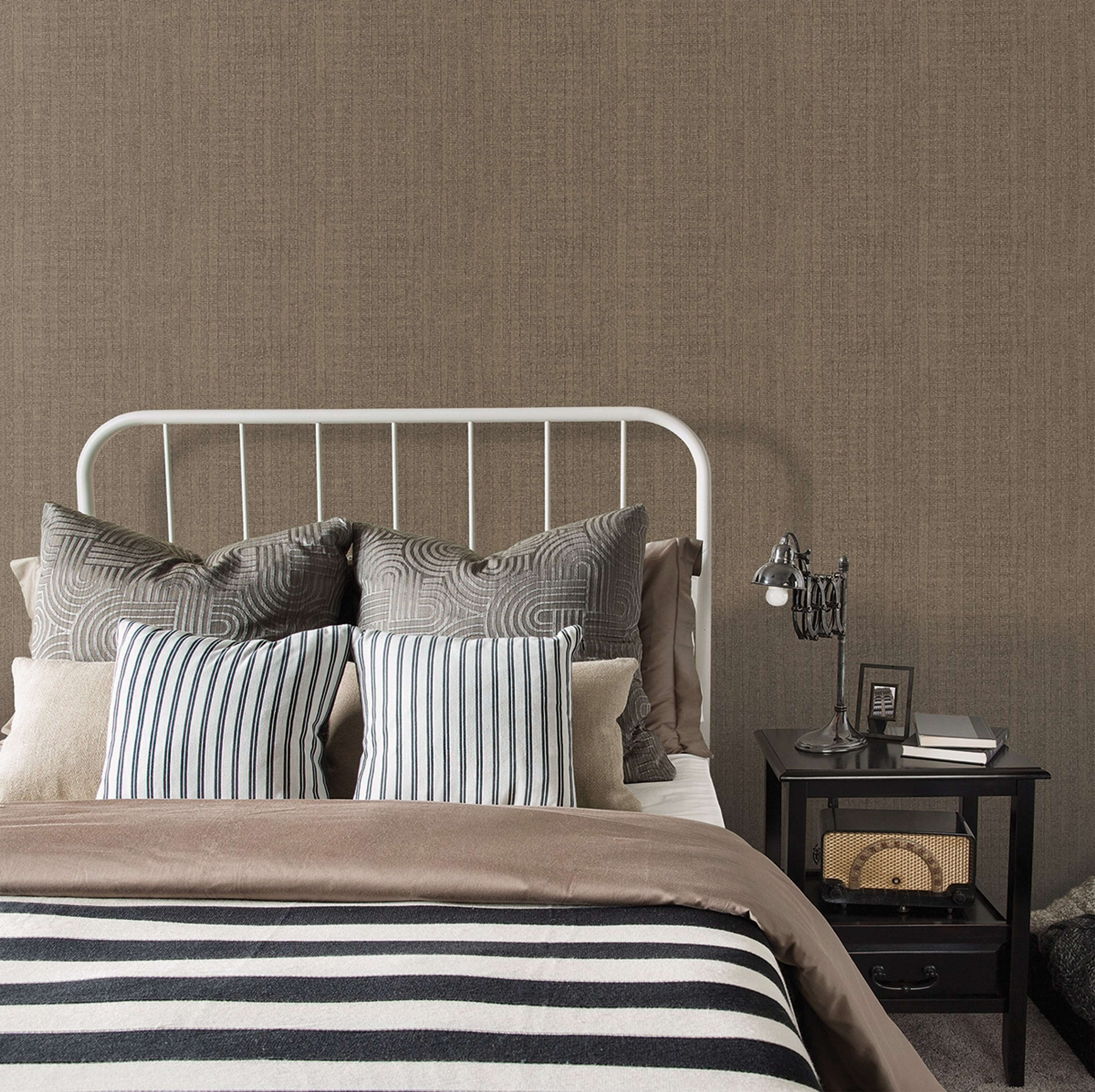 Moss Stripe tapet i beige och svart tapet med randigt mönster i beige. Från kollektionen bazaar. Nonwoven-material med rak passning. Passar i vardagsrum och matsal.