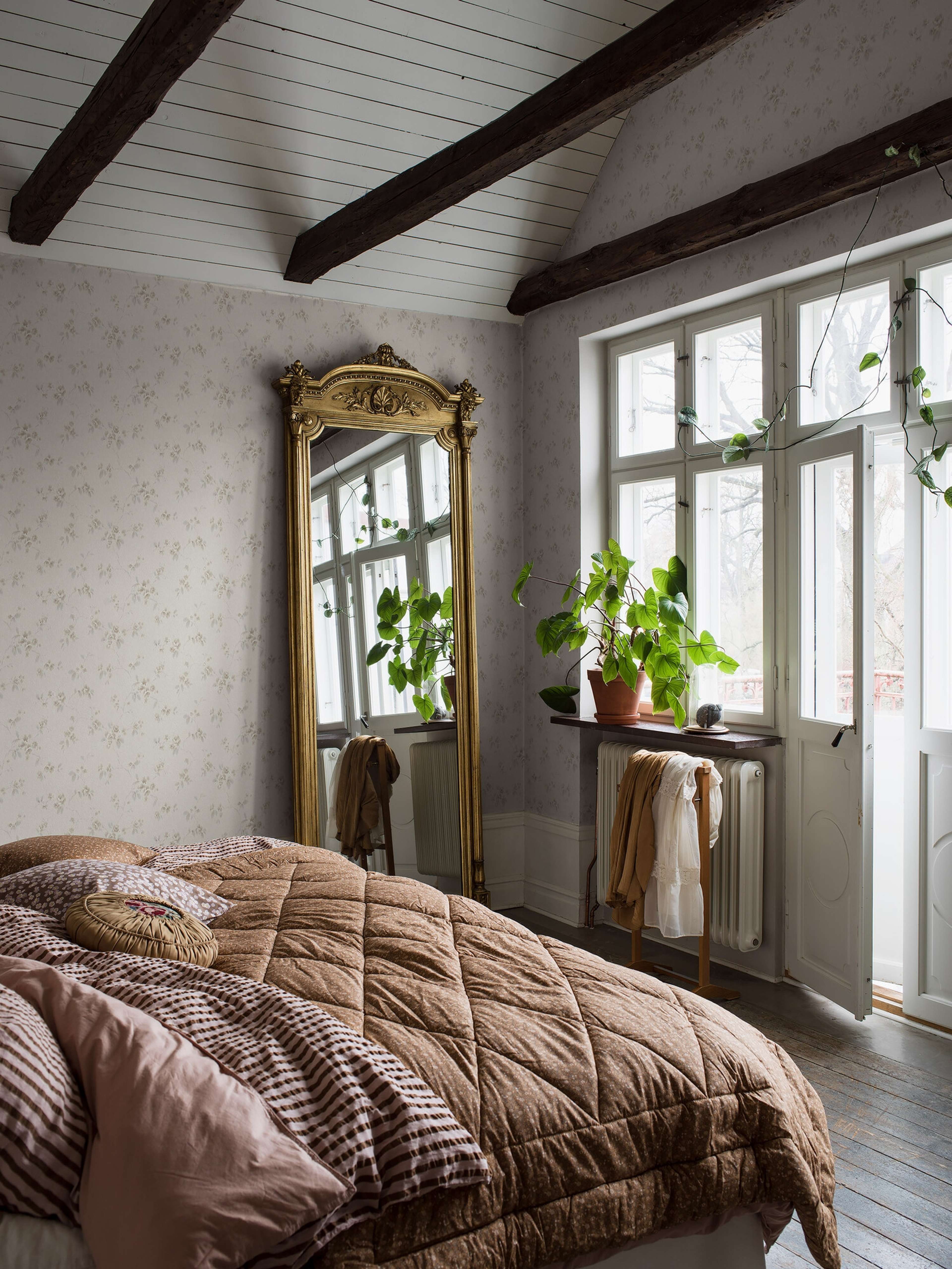 Vintage Rose tapet tapet med blommigt mönster i beige. Från kollektionen Dreamy Escape. Nonwoven-material med förskjuten passning. Passar i vardagsrum och matsal.