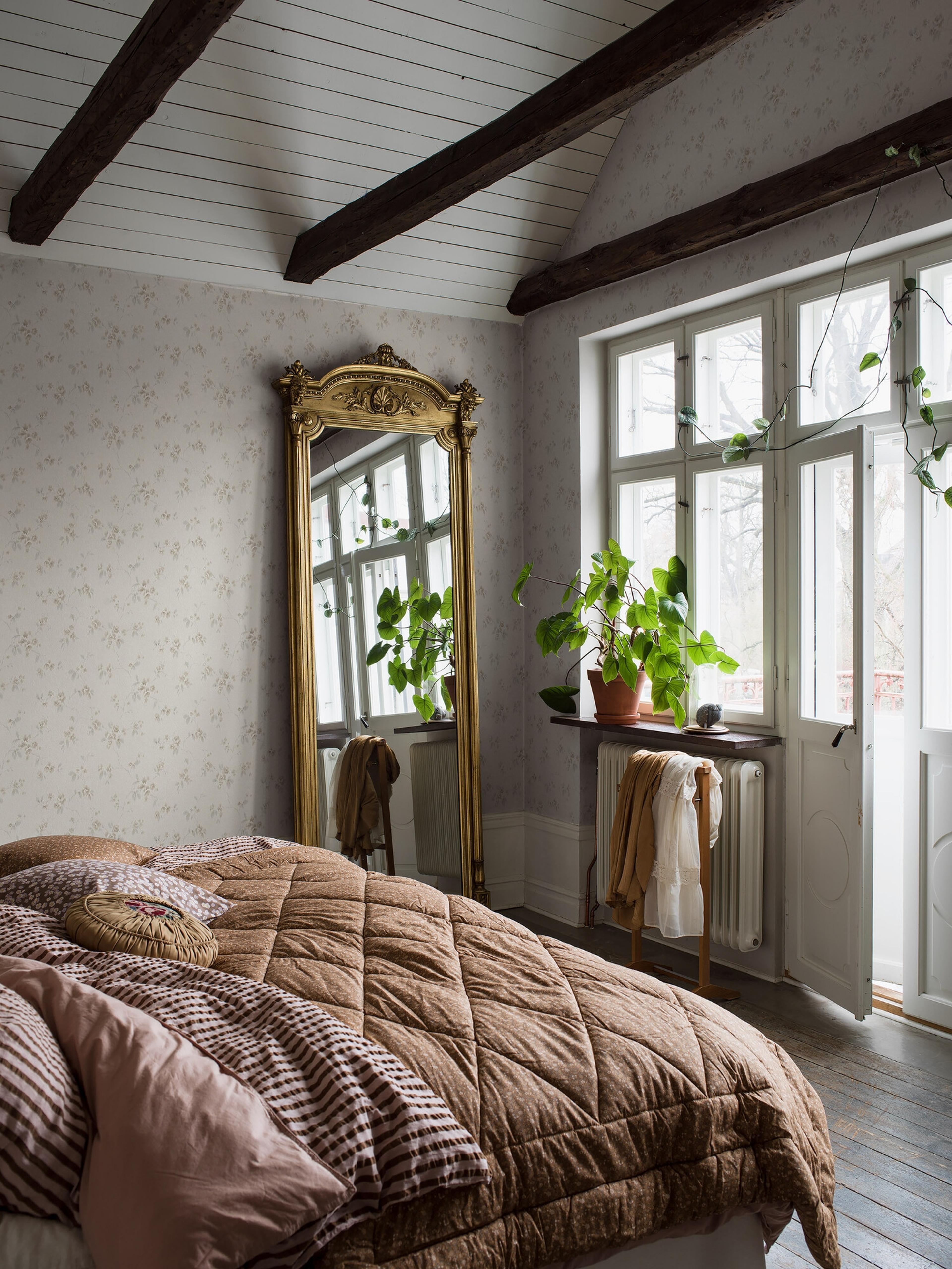 Vintage Rose tapet tapet med blommigt mönster i beige. Från kollektionen Dreamy Escape. Nonwoven-material med förskjuten passning. Passar i vardagsrum och matsal.