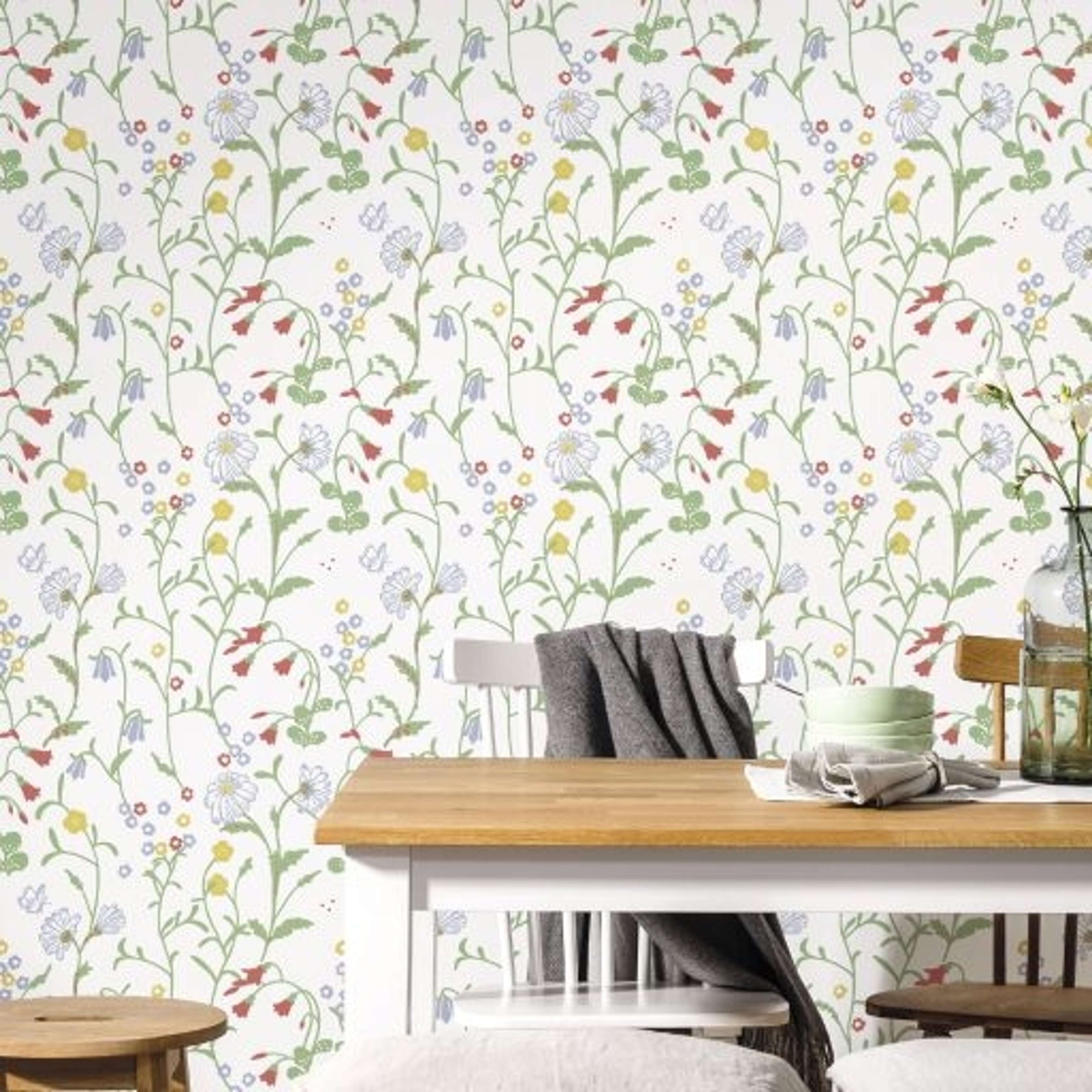 Midsommar, Vit tapet från duro med blommigt mönster i vit. Från kollektionen Spira. Nonwoven-material med rak passning. Country, city-stil.