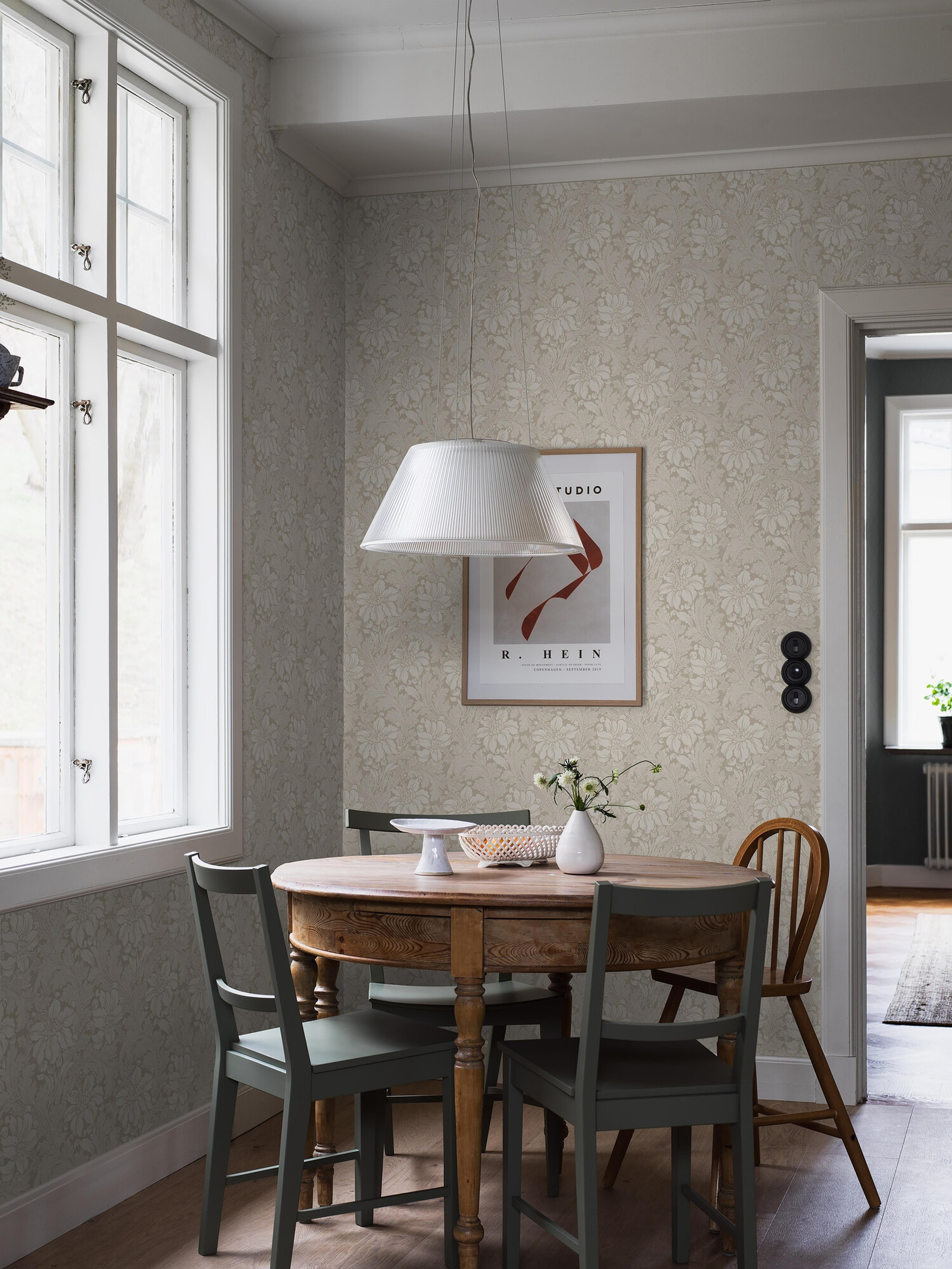 Acanthus storblommig, beige tapet med blommigt mönster i beige. Från kollektionen Vårt Arkiv. Nonwoven-material med rak passning.