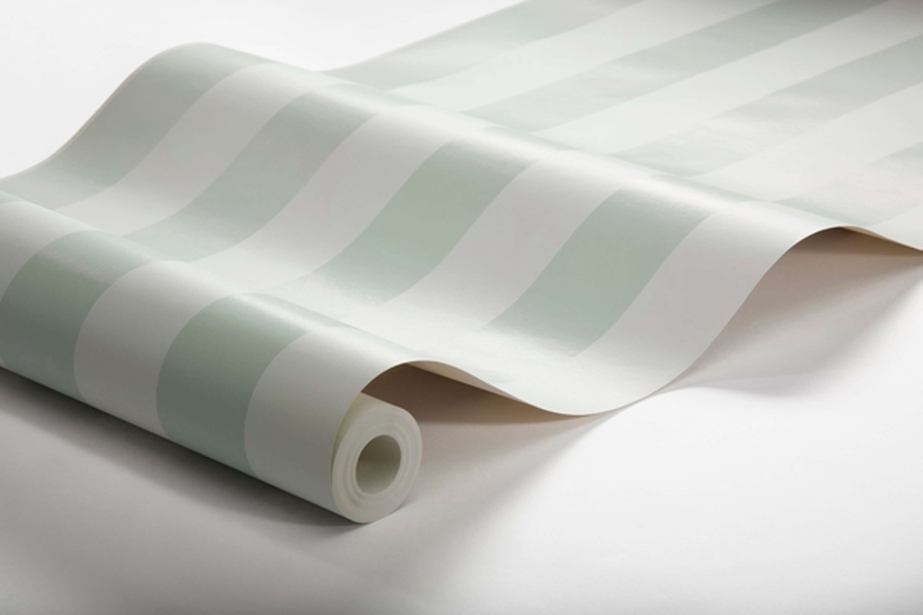 Falsterbo Stripe tapet från Boråstapeter med randigt mönster i grön. Från kollektionen Falsterbo III. Nonwoven-material.