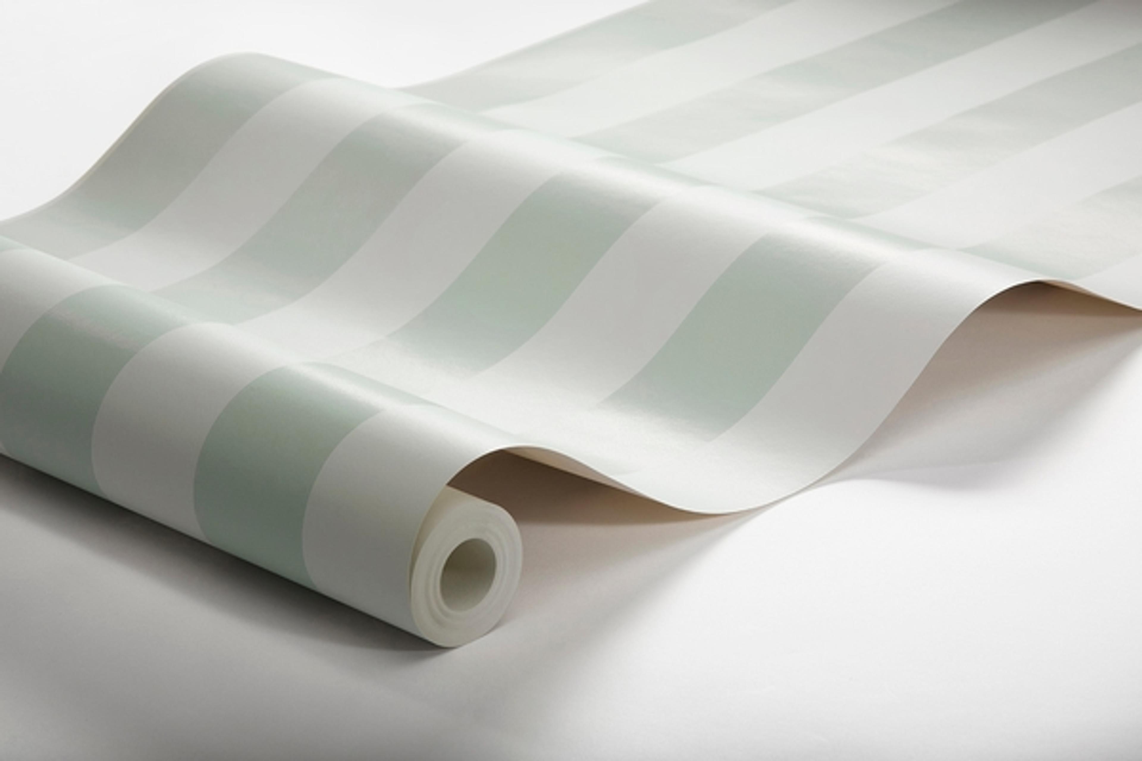 Falsterbo Stripe tapet från Boråstapeter med randigt mönster i grön. Från kollektionen Falsterbo III. Nonwoven-material.
