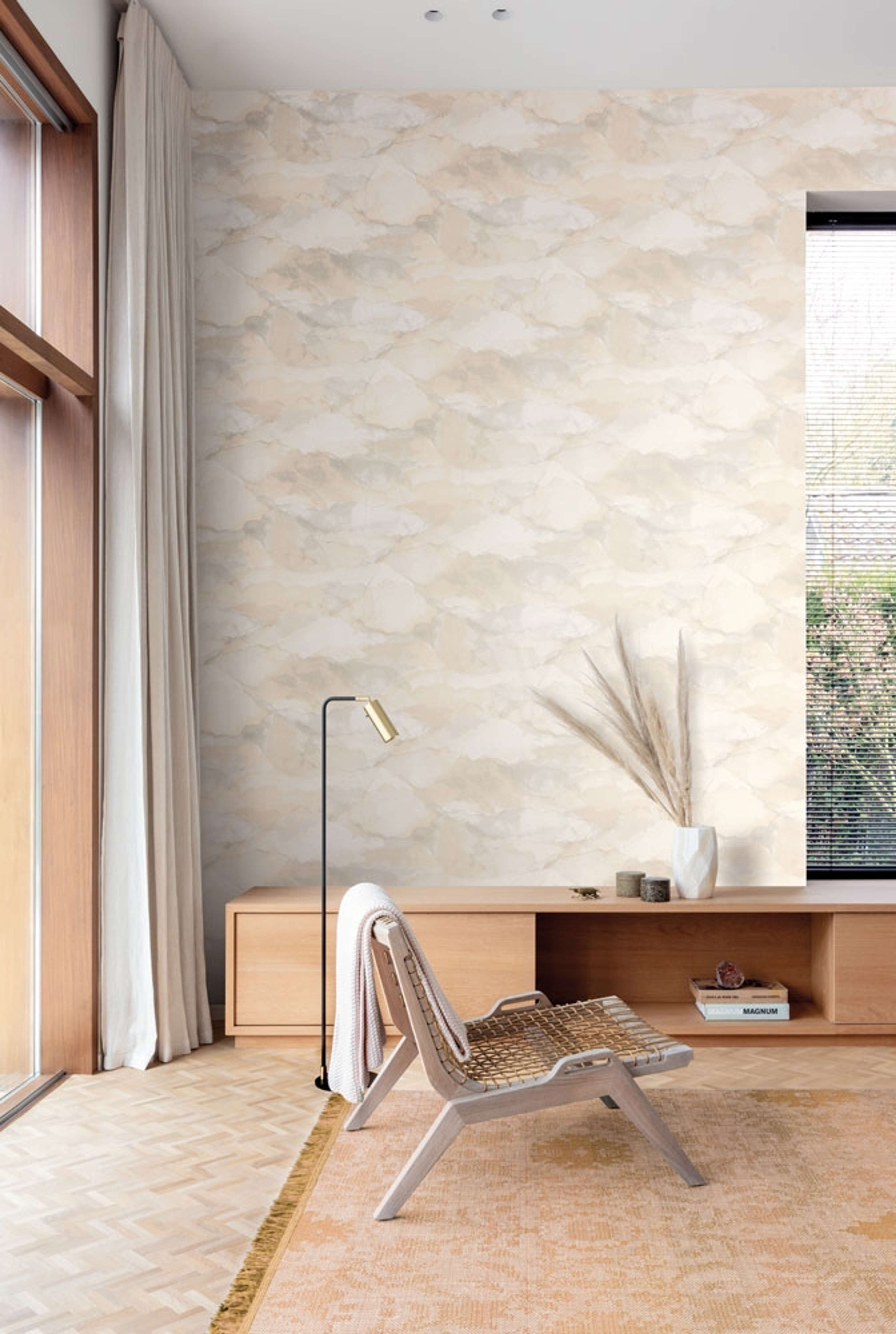 Cloud linen tapet med botaniskt mönster i beige. Från kollektionen lotus. Nonwoven-material med förskjuten passning. Vintage-stil.