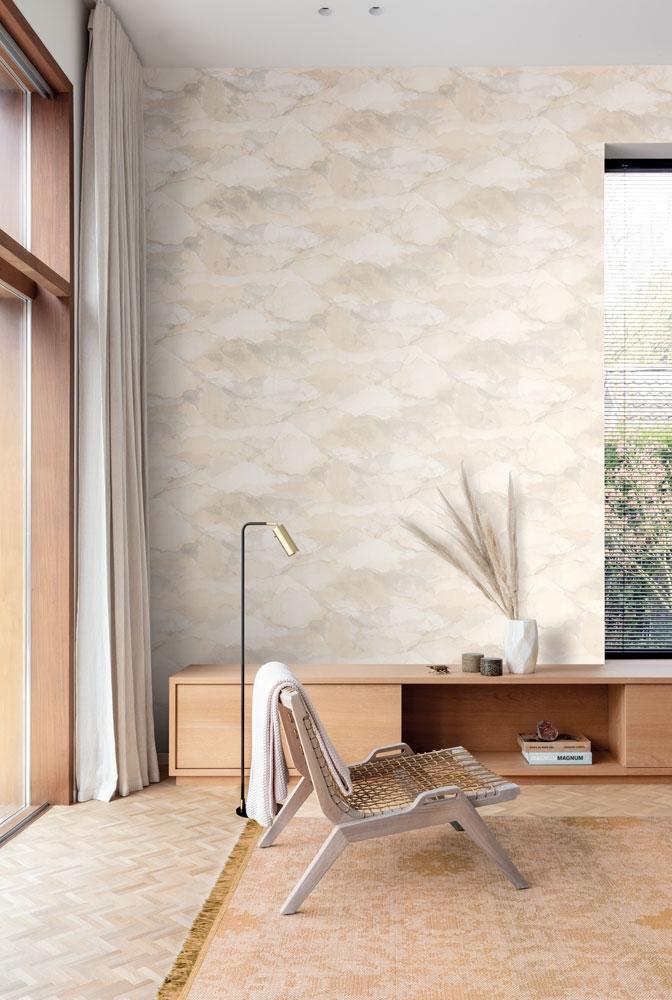 Cloud linen tapet med botaniskt mönster i beige. Från kollektionen lotus. Nonwoven-material med förskjuten passning. Vintage-stil.
