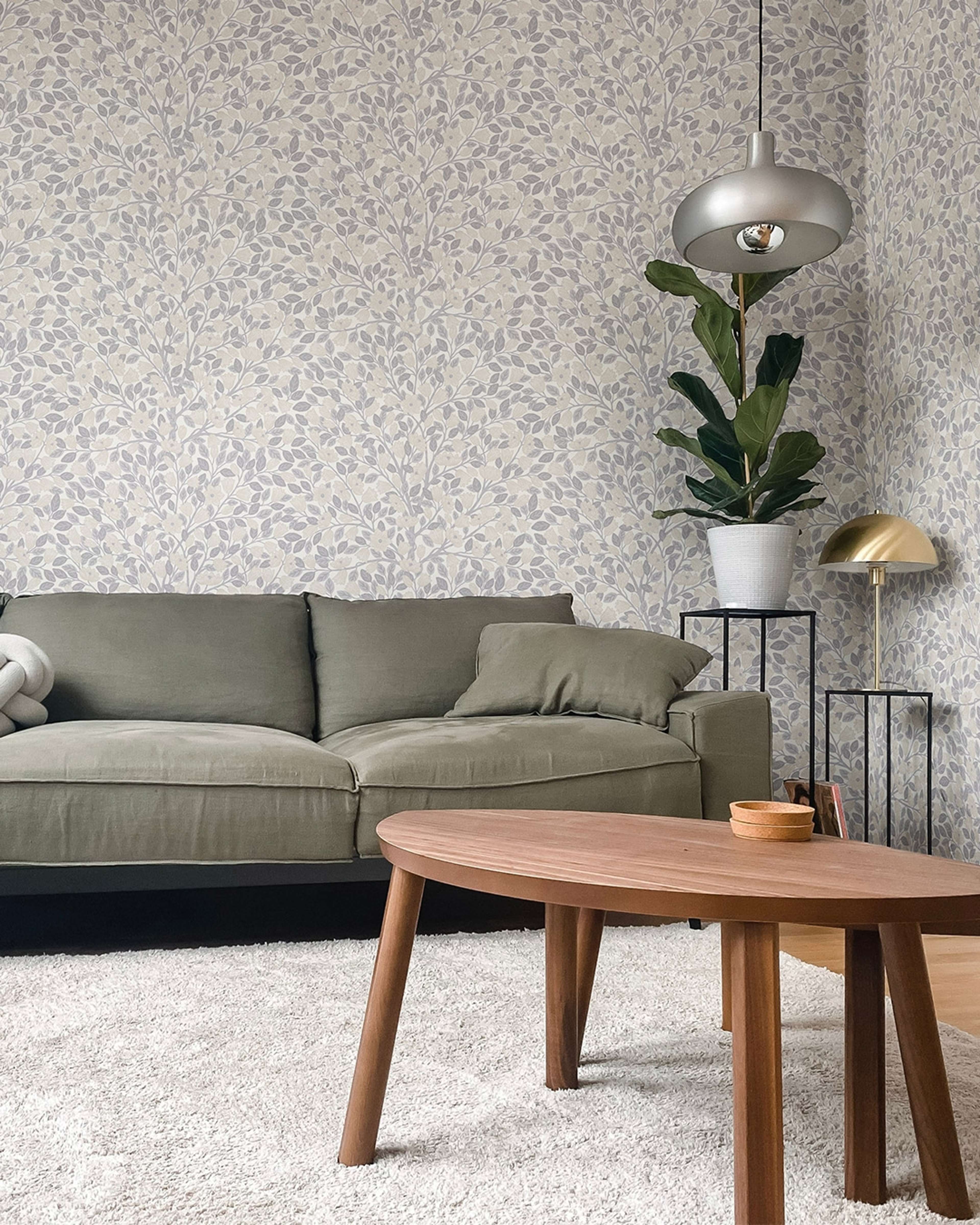 Klara o Tove magnolia ljusgrå, tapet tapet med blommigt mönster i grå. Från kollektionen Klara o Tove. Nonwoven-material med förskjuten passning. Passar i vardagsrum, sovrum och hall.