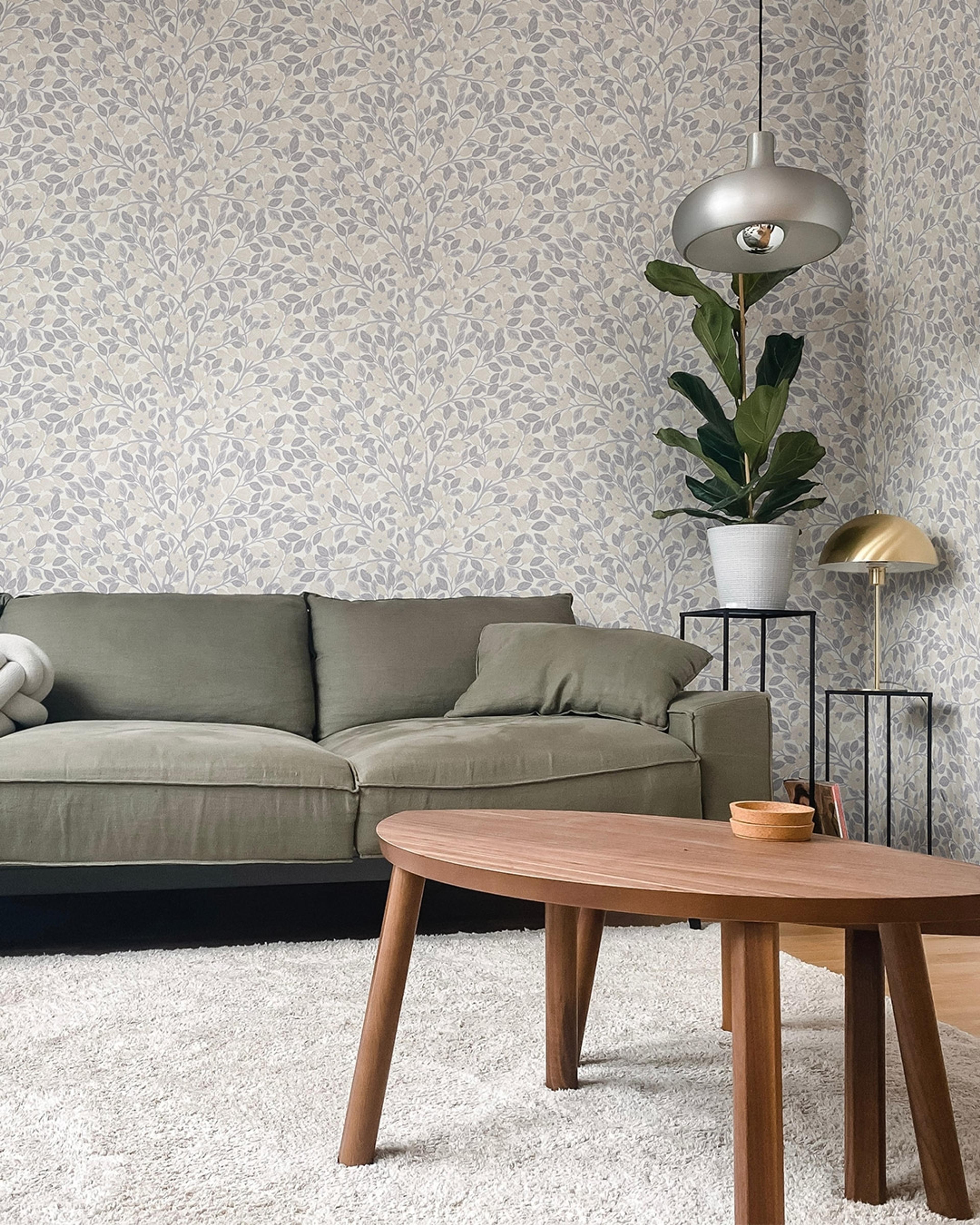 Klara o Tove magnolia ljusgrå, tapet tapet med blommigt mönster i grå. Från kollektionen Klara o Tove. Nonwoven-material med förskjuten passning. Passar i vardagsrum, sovrum och hall.