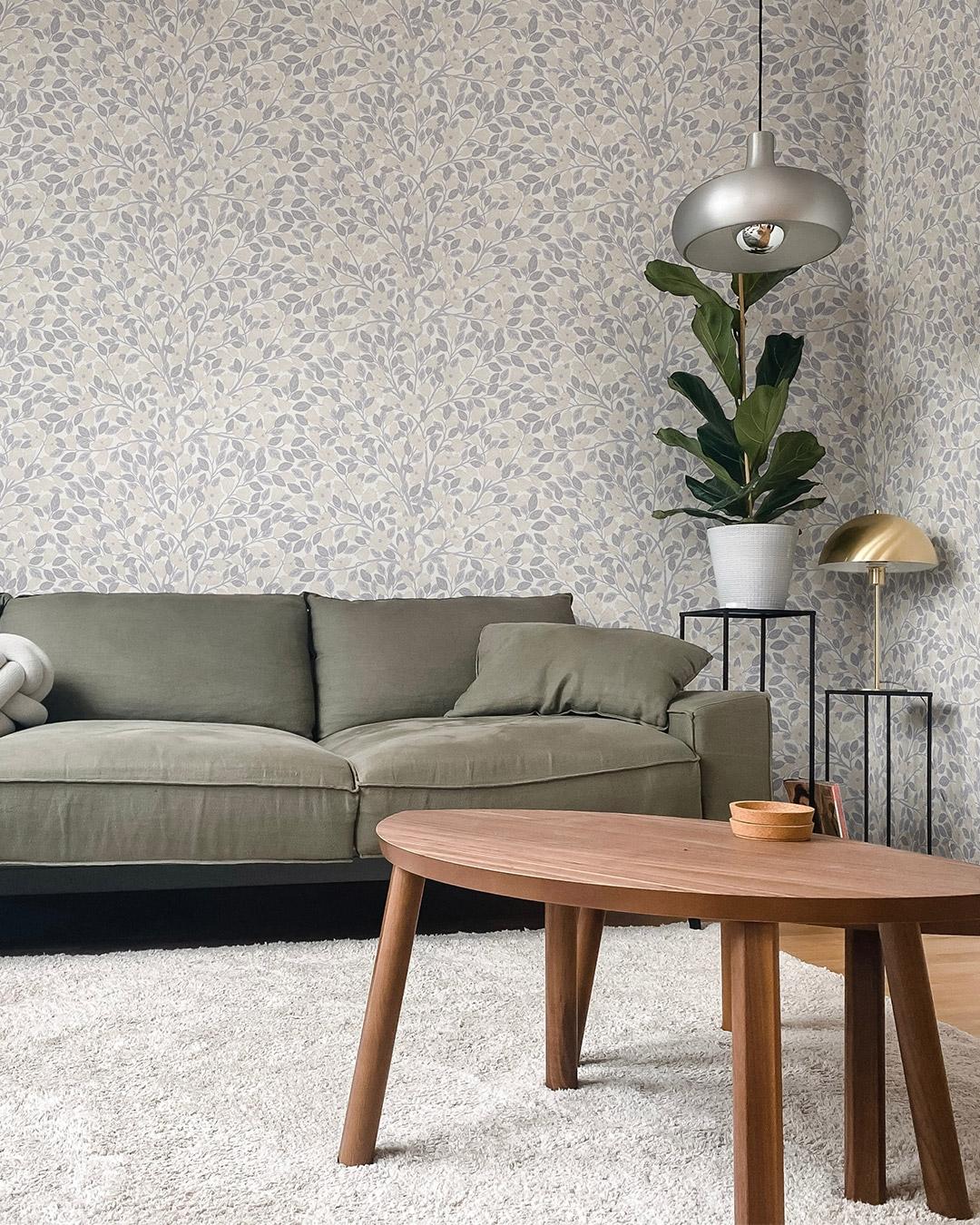Klara o Tove magnolia ljusgrå, tapet tapet med blommigt mönster i grå. Från kollektionen Klara o Tove. Nonwoven-material med förskjuten passning. Passar i vardagsrum, sovrum och hall.