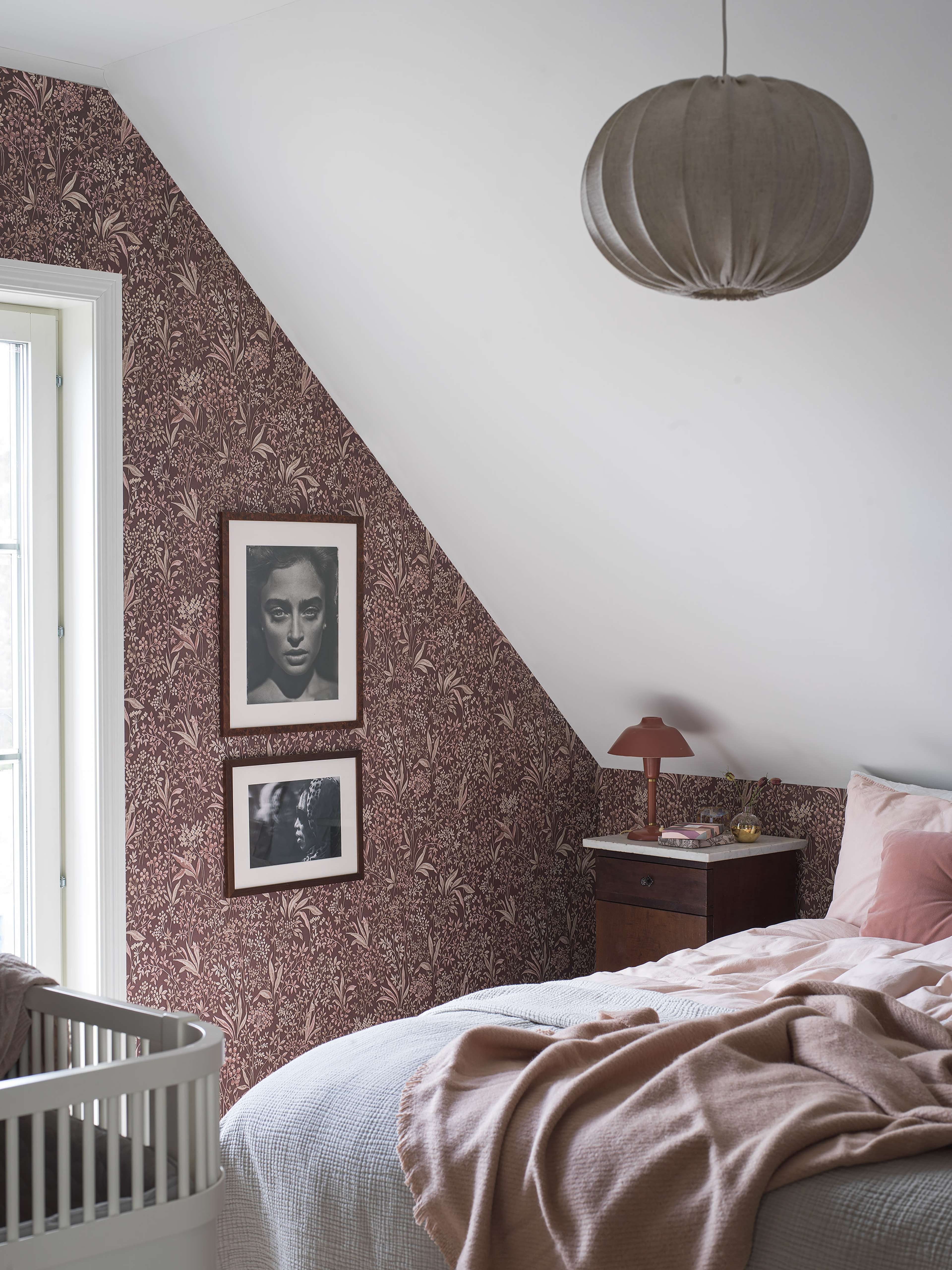 Nocturne, röd tapet från Boråstapeter med blommigt mönster i röd och rosa. Från kollektionen Vårt Arkiv. Nonwoven-material med rak passning.