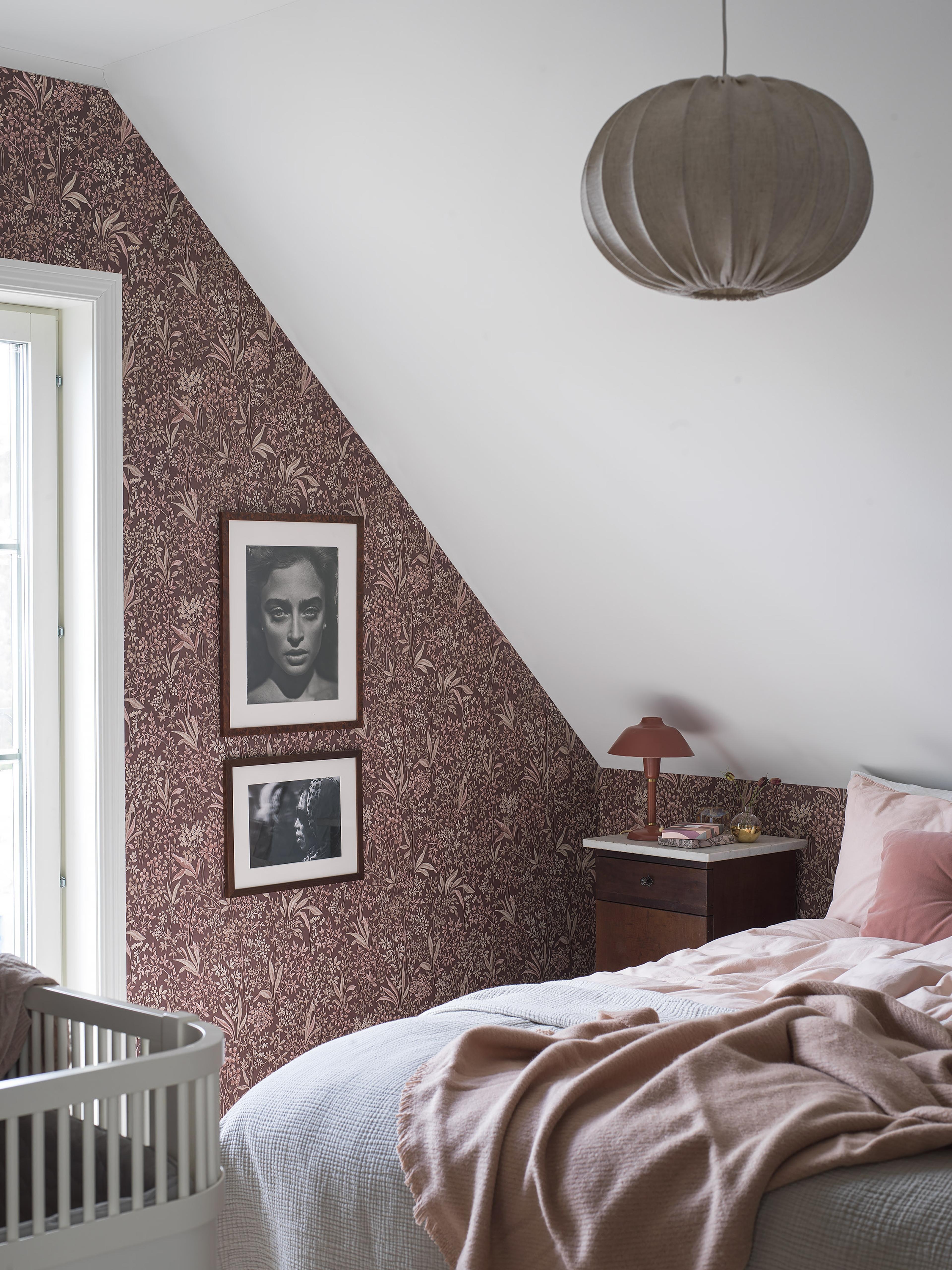Nocturne, röd tapet från Boråstapeter med blommigt mönster i röd och rosa. Från kollektionen Vårt Arkiv. Nonwoven-material med rak passning.
