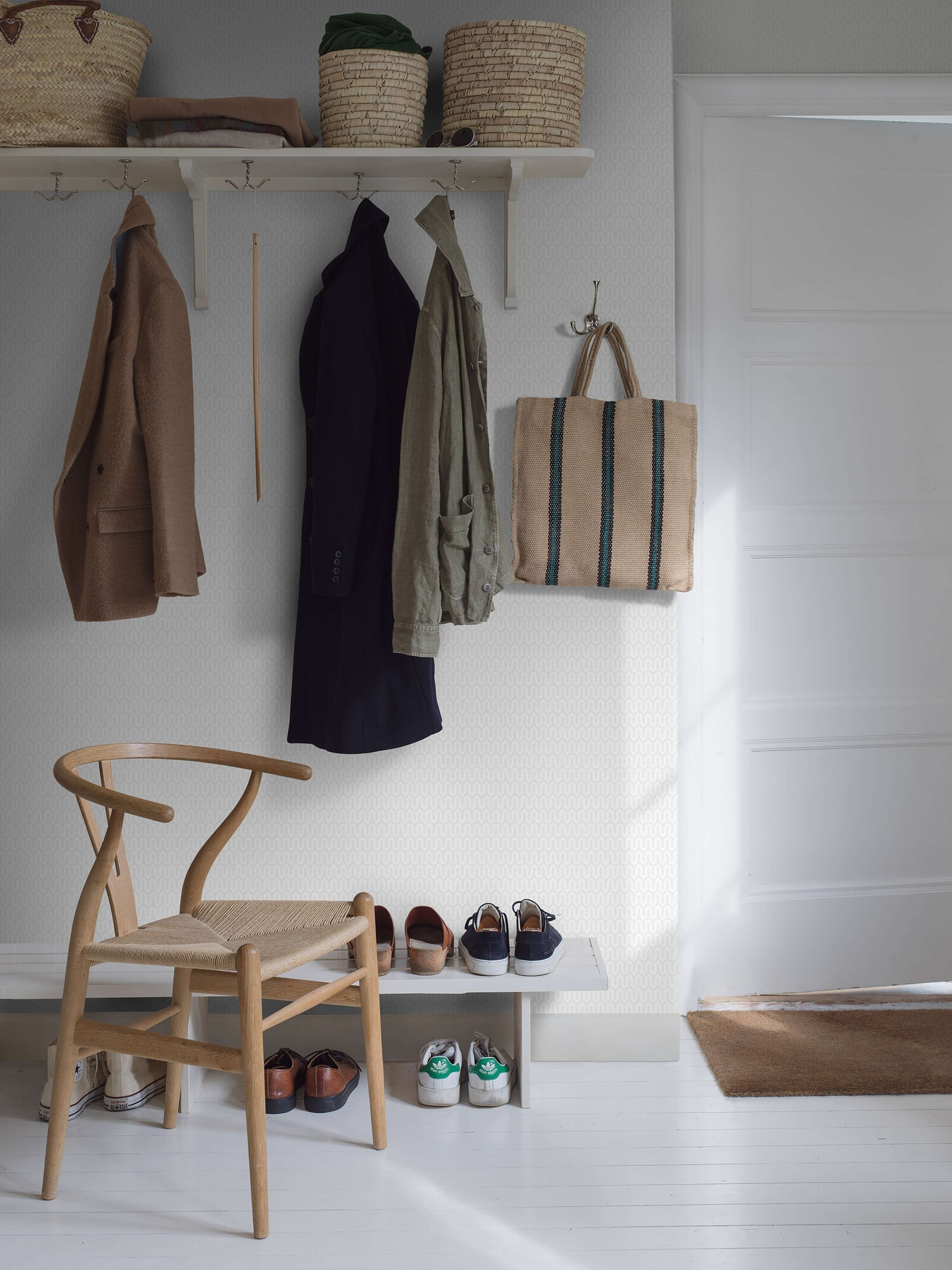 Arne Jacobsen Ypsilon tapet med grafiskt, retro mönster i vit. Från kollektionen Scandinavian Designers III. Nonwoven-material med rak passning.