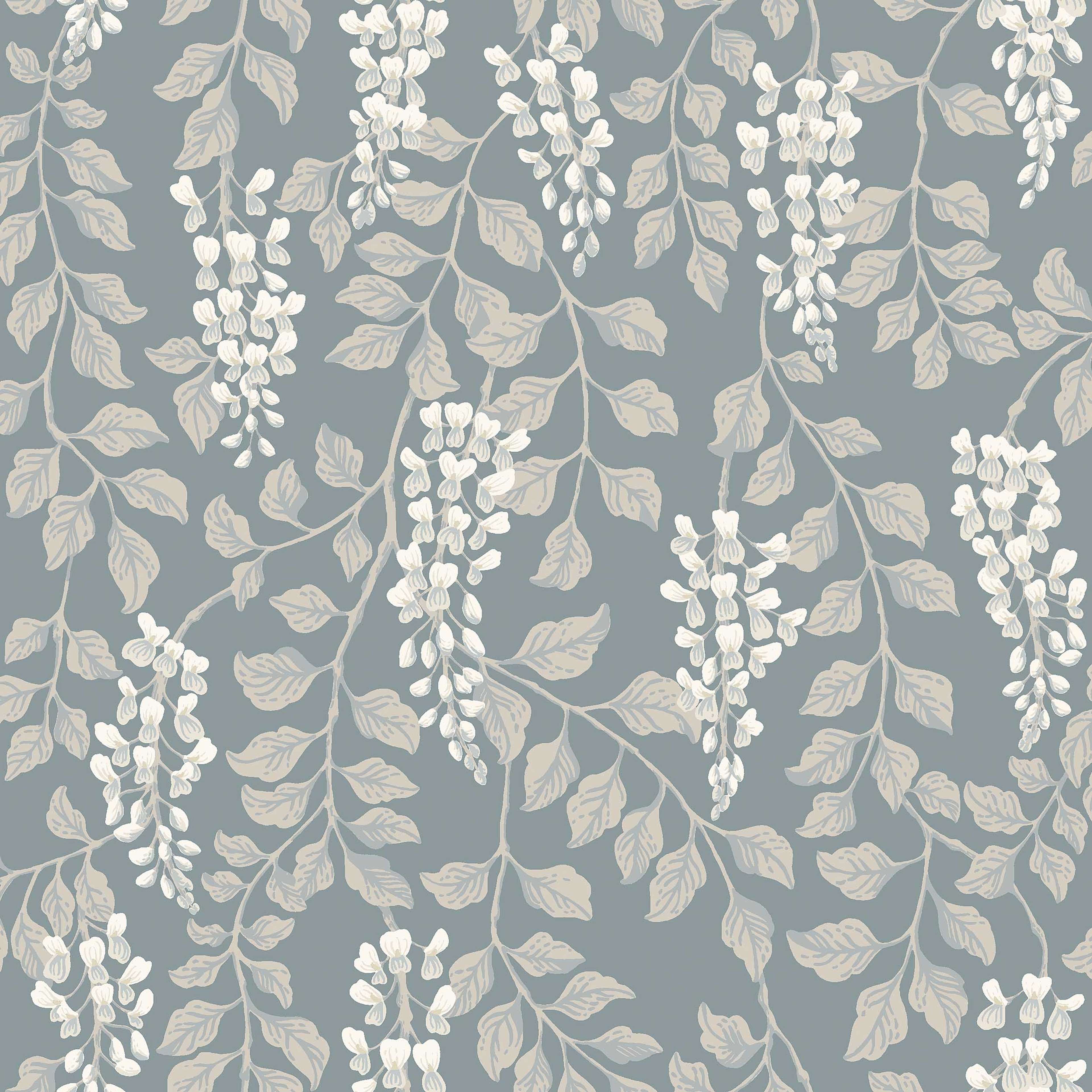 Blåregn blå, tapet tapet med botaniskt, blommigt mönster i blå. Från kollektionen Orangeri. Nonwoven-material med förskjuten passning. Passar i vardagsrum och kök.