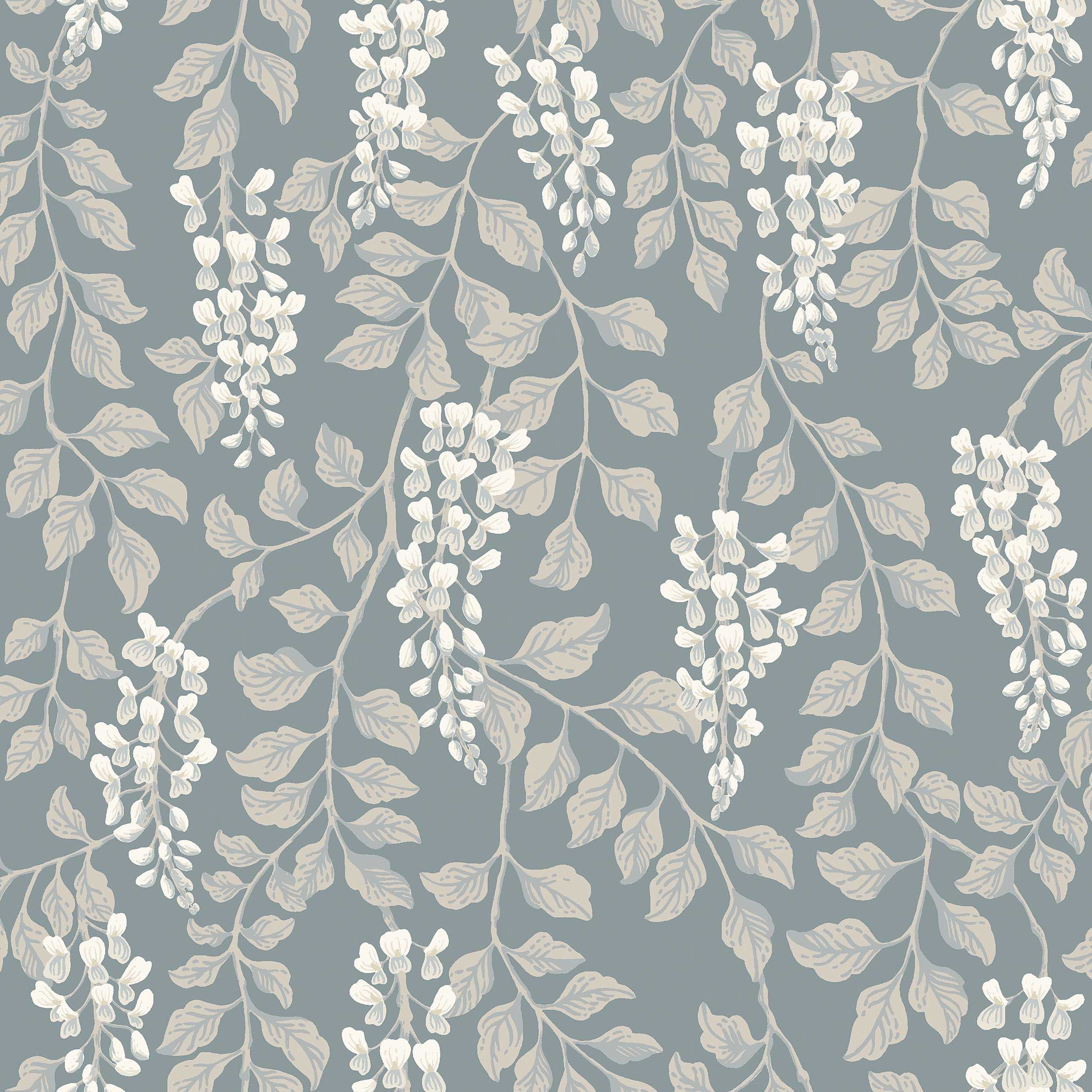 Blåregn blå, tapet tapet med botaniskt, blommigt mönster i blå. Från kollektionen Orangeri. Nonwoven-material med förskjuten passning. Passar i vardagsrum och kök.