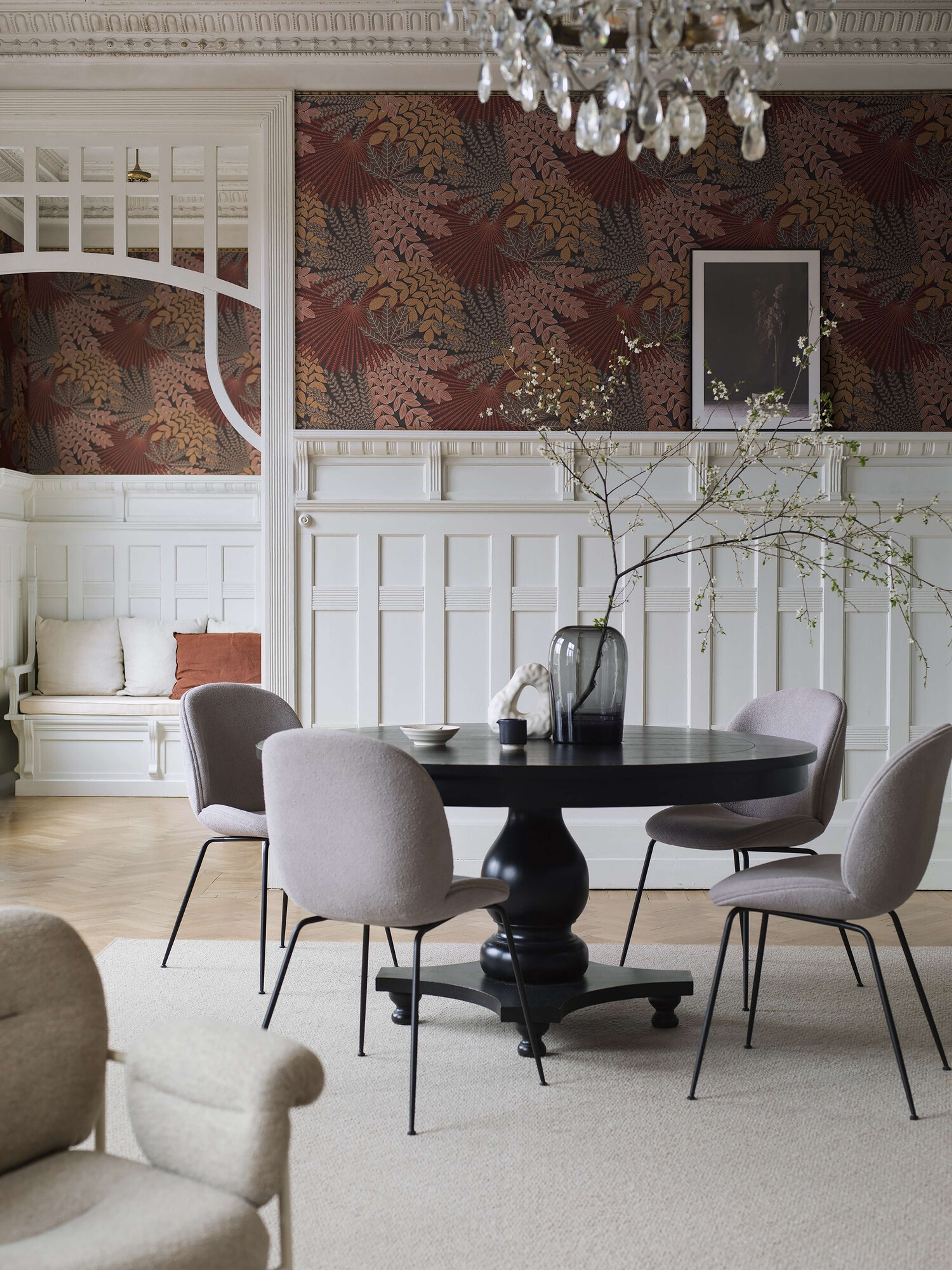 Velvet Leaves bladverk i ockra tapet med botaniskt mönster i röd. Från kollektionen Treasured. Nonwoven-material med förskjuten passning. Passar i kök, hall och arbetsrum.