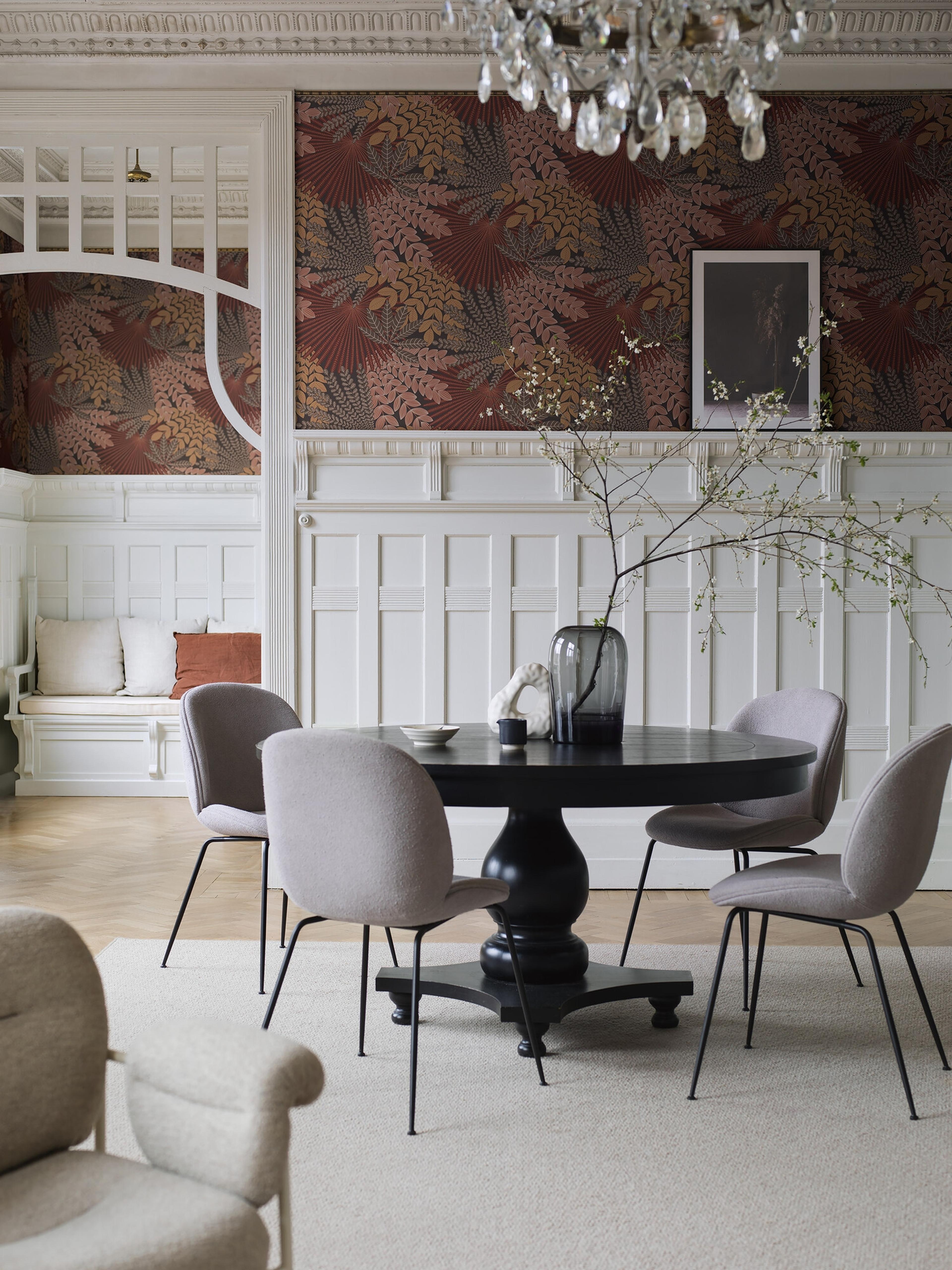 Velvet Leaves bladverk i ockra tapet med botaniskt mönster i röd. Från kollektionen Treasured. Nonwoven-material med förskjuten passning. Passar i kök, hall och arbetsrum.