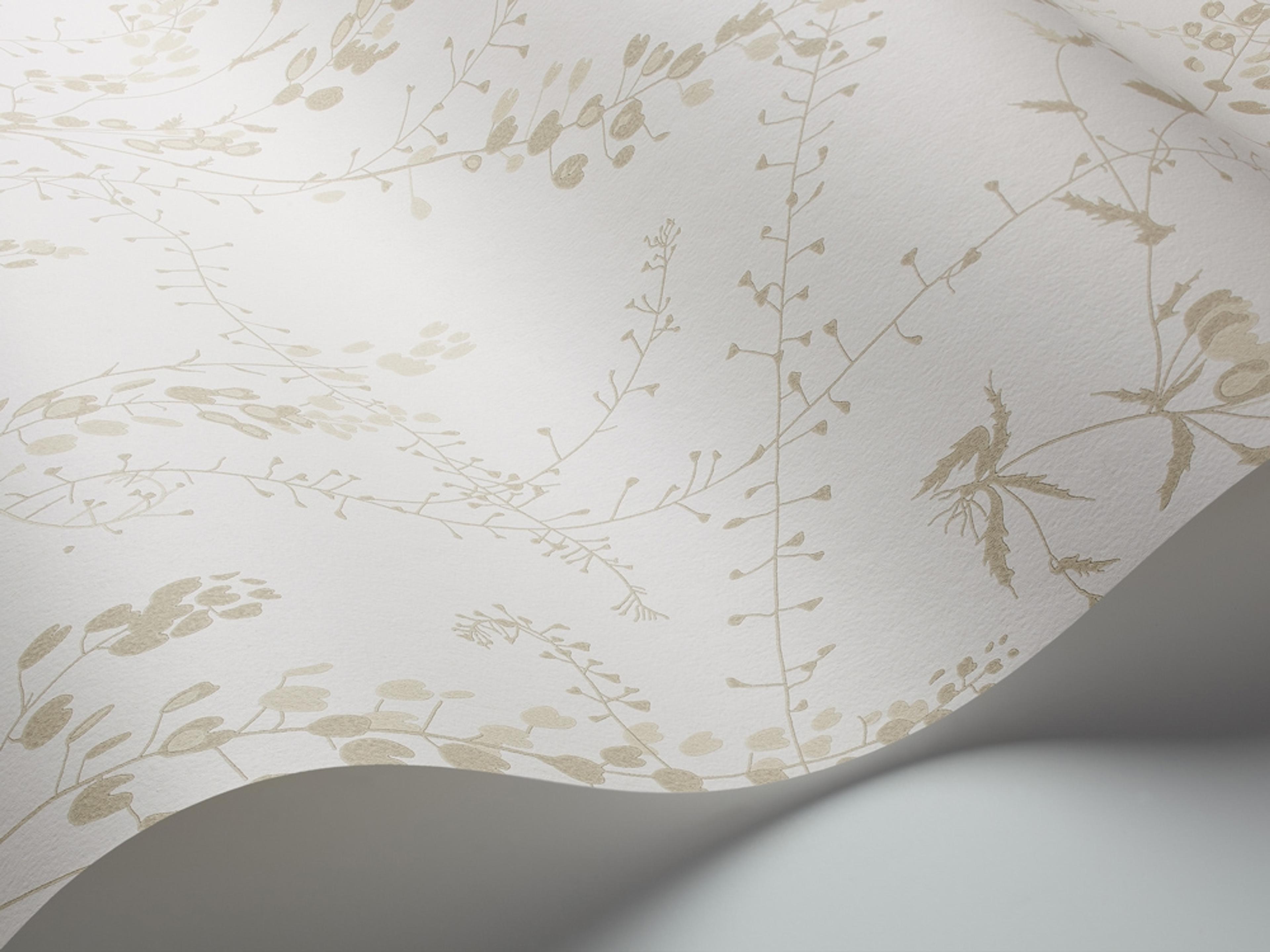 Bladranker tapet från Boråstapeter med botaniskt, retro mönster i vit, brun och beige. Från kollektionen Scandinavian Designers II. Nonwoven-material med förskjuten passning.