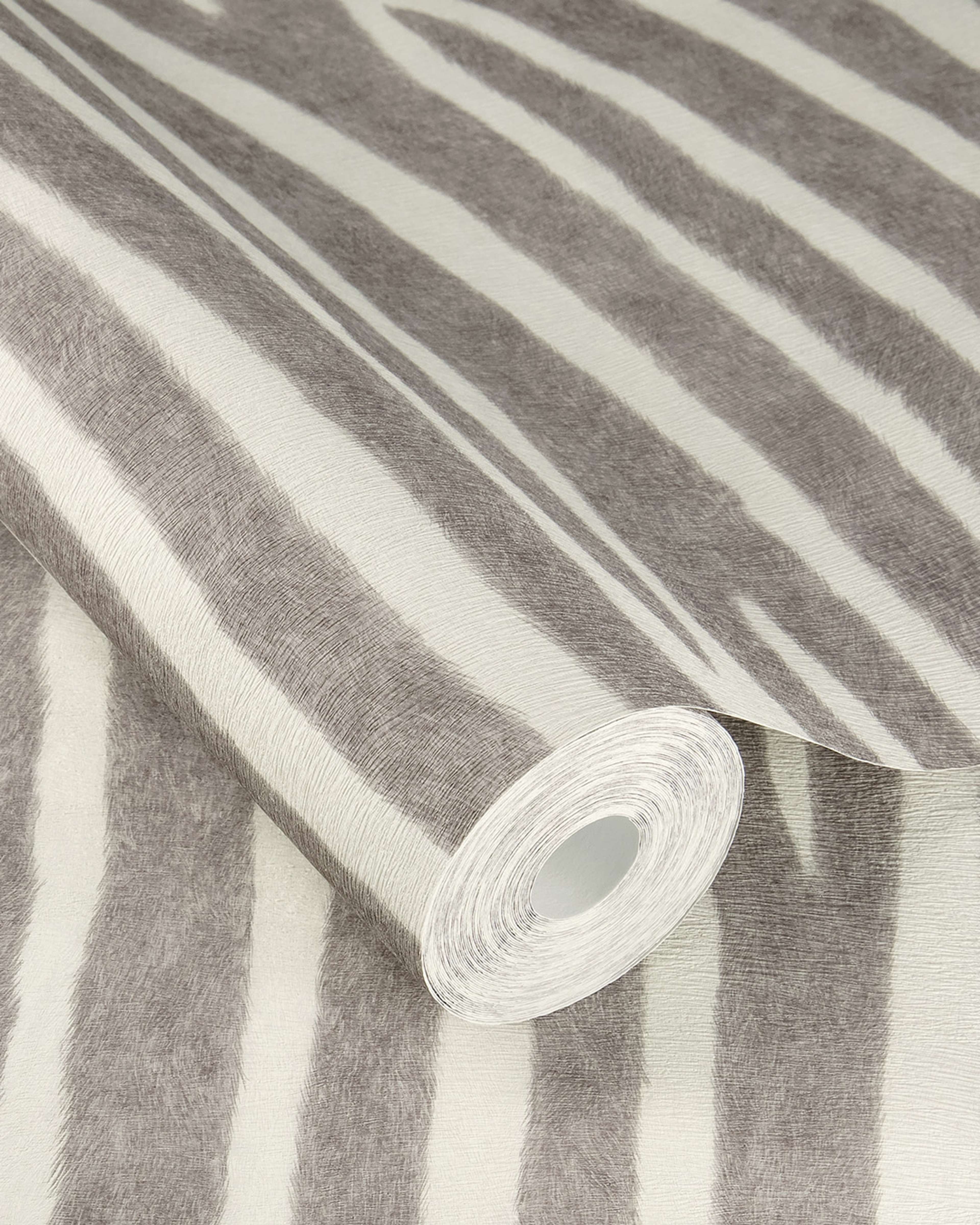 Serengeti 751734 tapet med djur mönster i vit och grå. Från kollektionen Serengeti. Nonwoven-material med förskjuten passning. Passar i vardagsrum och matsal.