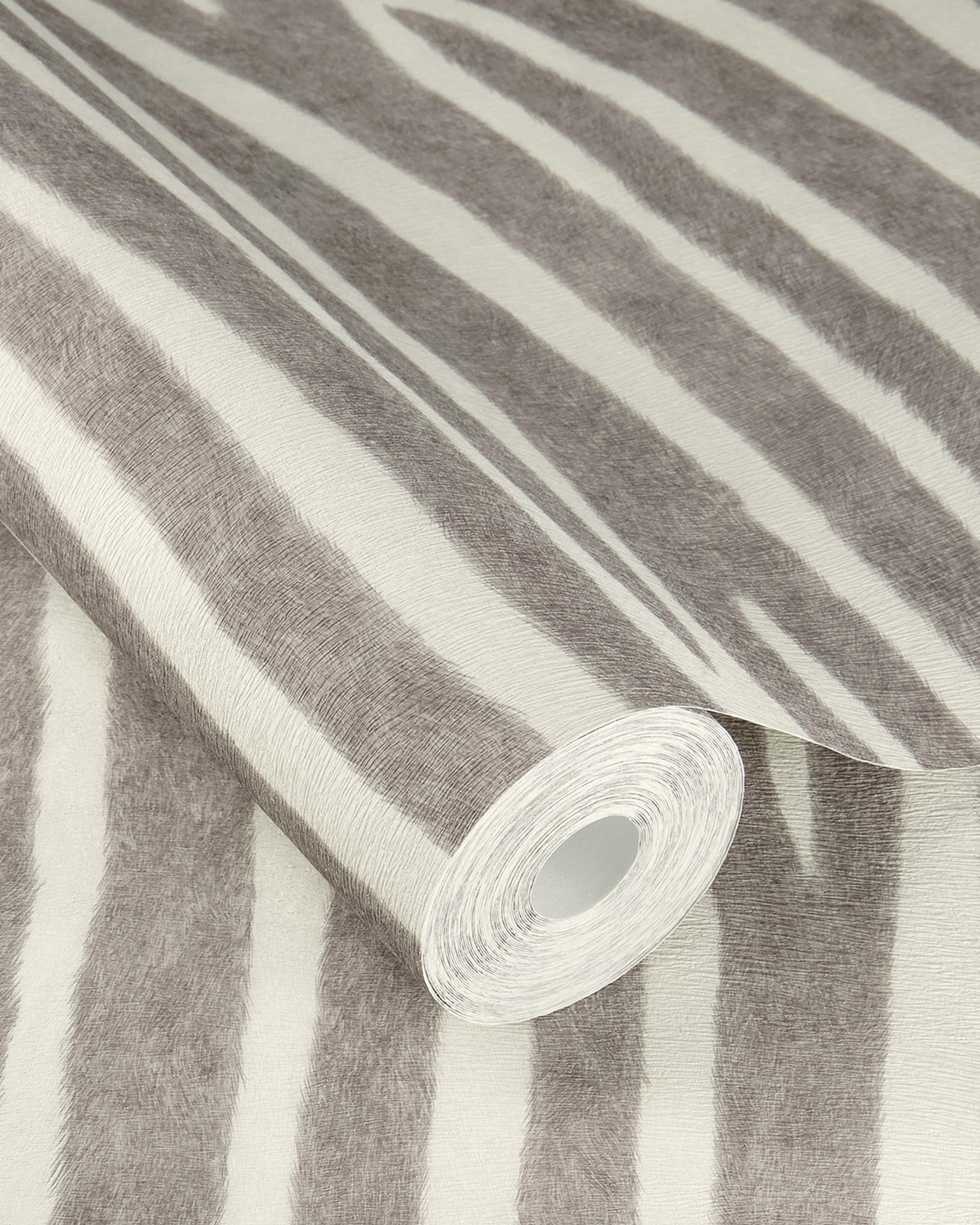 Serengeti 751734 tapet med djur mönster i vit och grå. Från kollektionen Serengeti. Nonwoven-material med förskjuten passning. Passar i vardagsrum och matsal.
