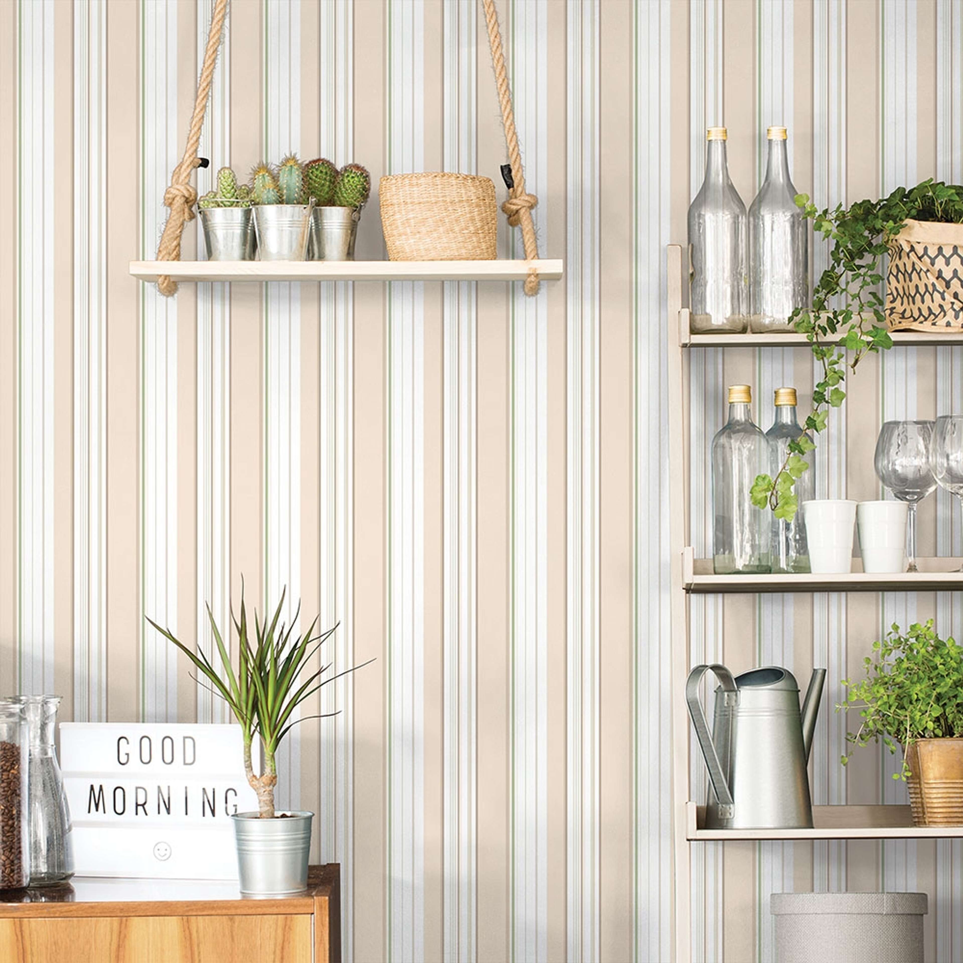 Multi Stripe tapet med randigt mönster i grön och beige. Från kollektionen Just Kitchens. Nonwoven-material.