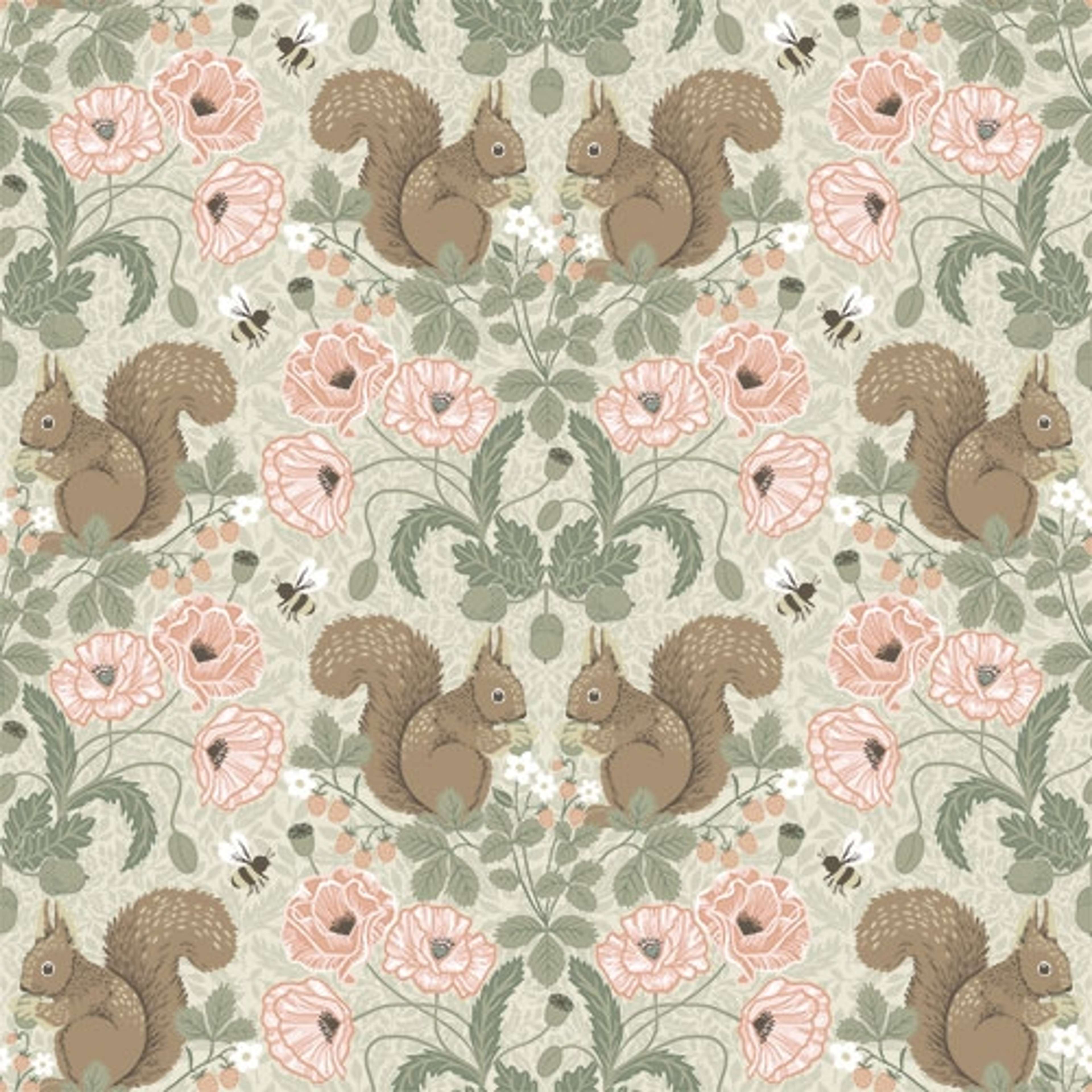 Kurre  blommor och djur, ljusgrön tapet med blommigt mönster i grön och beige. Från kollektionen Grönhaga. Nonwoven-material med rak passning. Country-stil. Passar i barnrum.