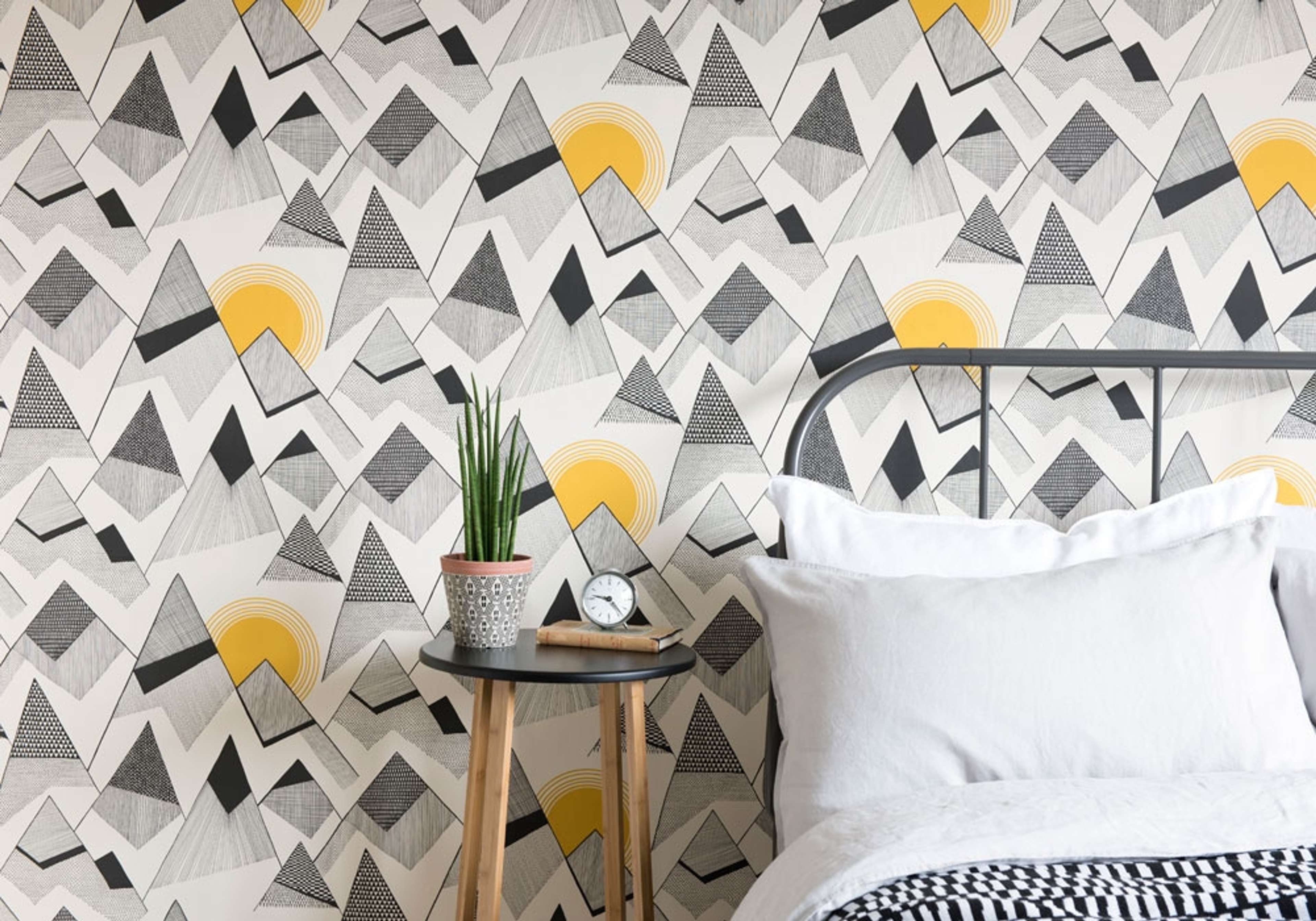 Mountains Sunrise tapet från Midbec med grafiskt, retro mönster i vit. Från kollektionen Kinfolk. Nonwoven-material med förskjuten passning.