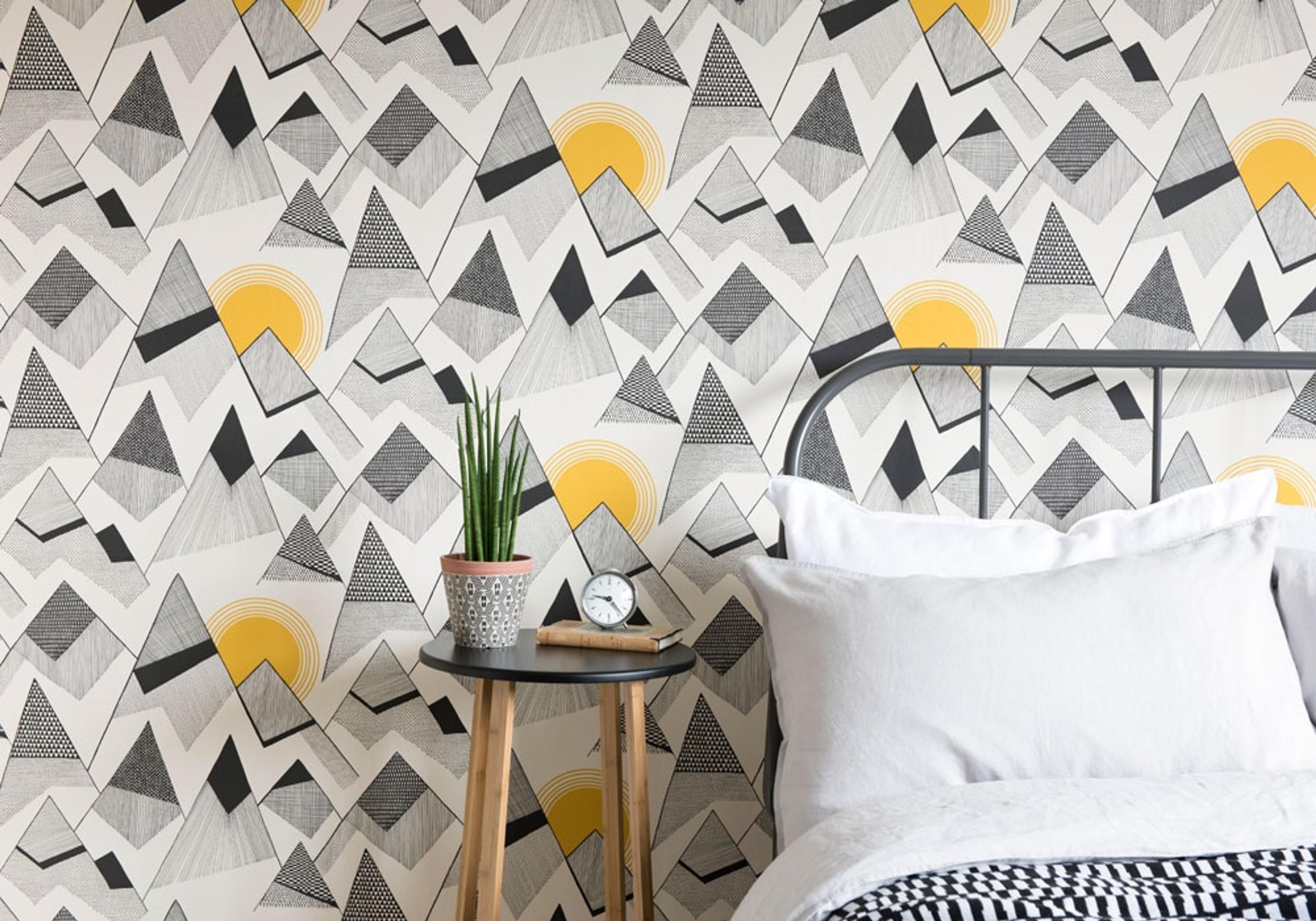 Mountains Sunrise tapet från Midbec med grafiskt, retro mönster i vit. Från kollektionen Kinfolk. Nonwoven-material med förskjuten passning.