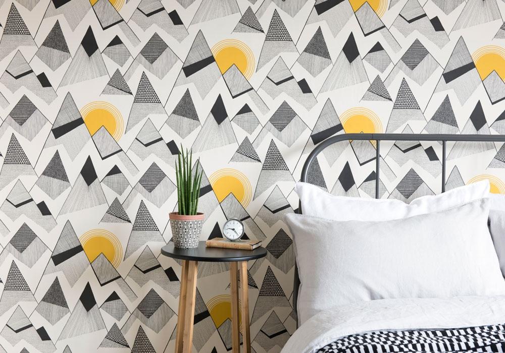 Mountains Sunrise tapet från Midbec med grafiskt, retro mönster i vit. Från kollektionen Kinfolk. Nonwoven-material med förskjuten passning.