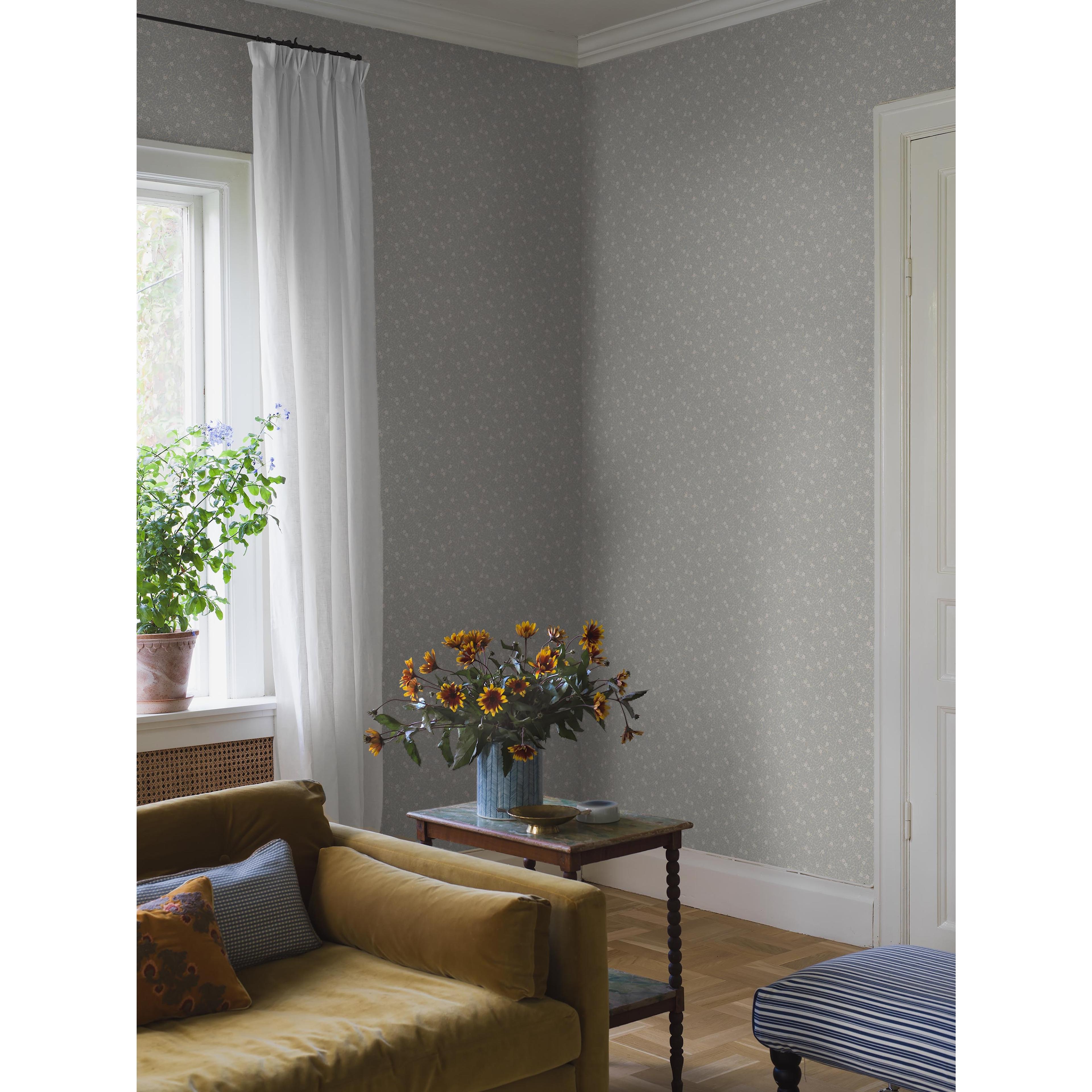Myrten ljusblå, tapet tapet med botaniskt, blommigt mönster i blå. Från kollektionen Orangeri. Nonwoven-material med rak passning. Passar i vardagsrum.