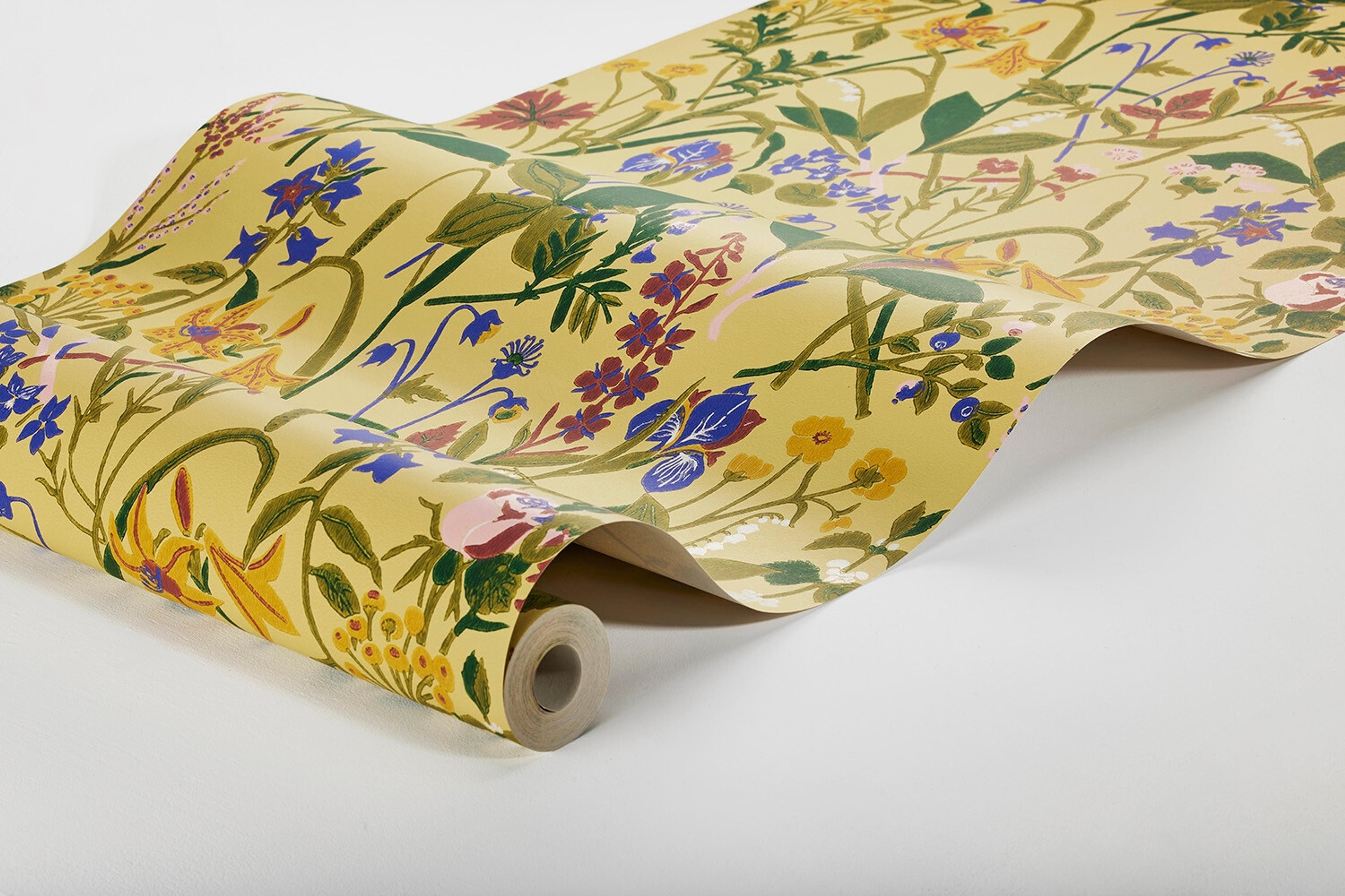 Gocken Jobs Ros och Lilja tapet med botaniskt, blommigt, retro mönster i gul. Från kollektionen Scandinavian Designers III. Nonwoven-material med rak passning.